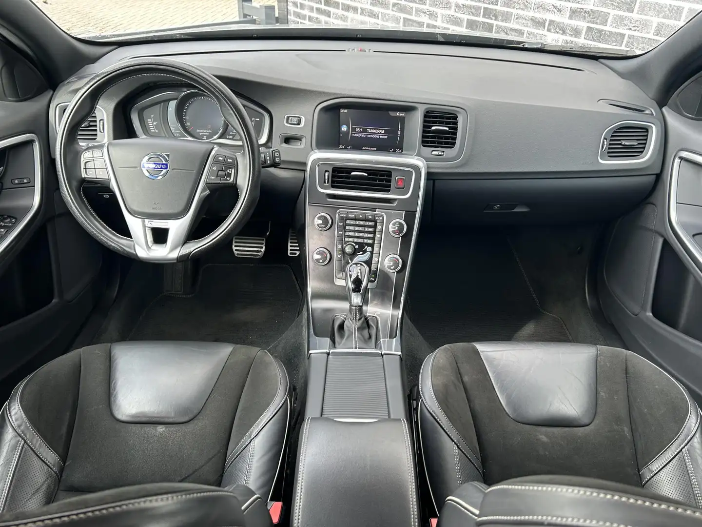 Volvo V60 2.0 T4 Business Sport Gris - 2