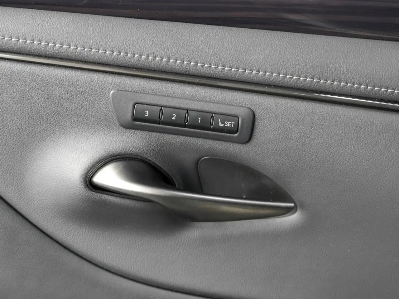 Lexus ES photo Lexus ES