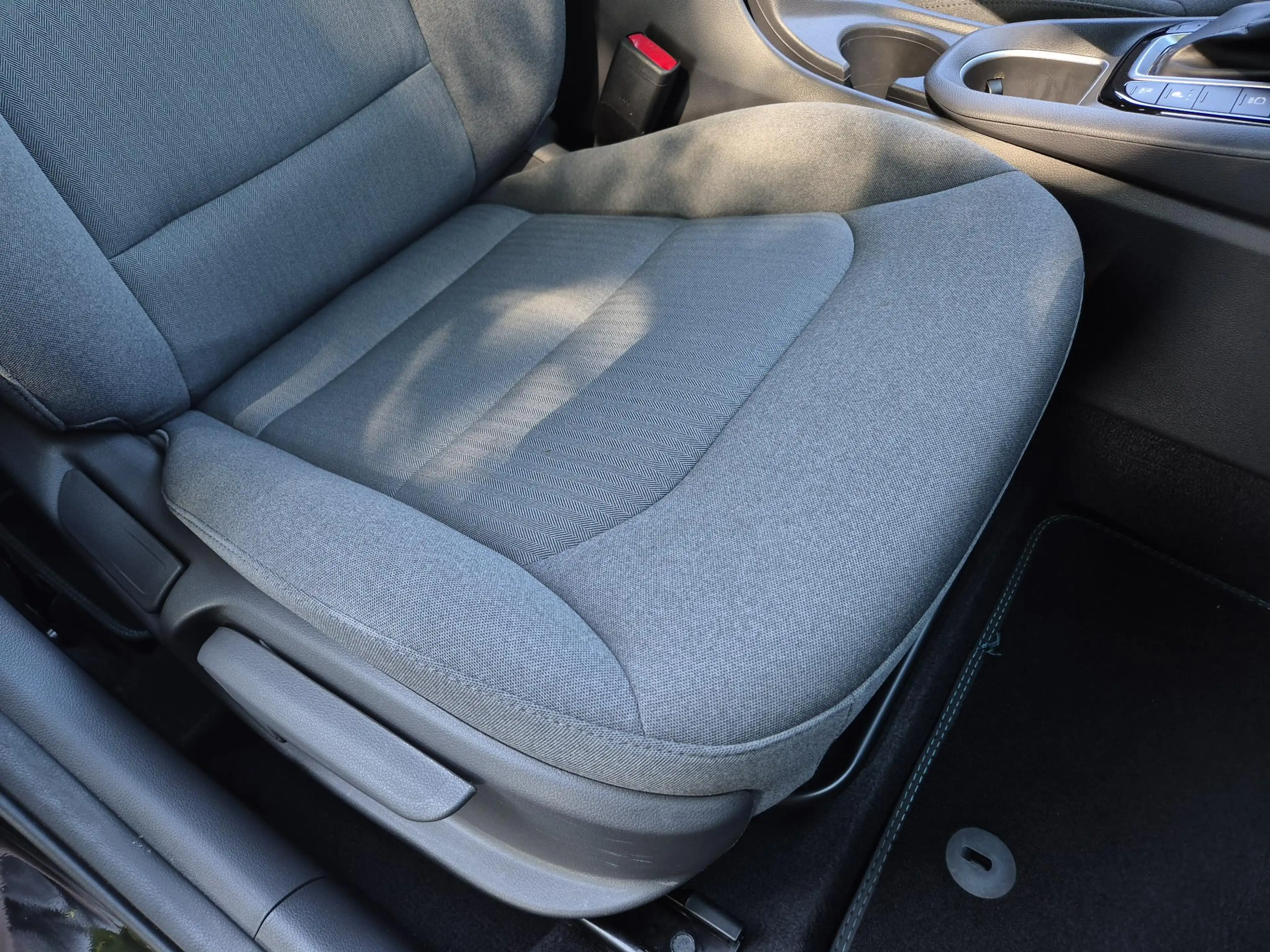 Hyundai IONIQ 1.6 GDi PHEV Comfort / SOH 95.9% / All season band — photo 29