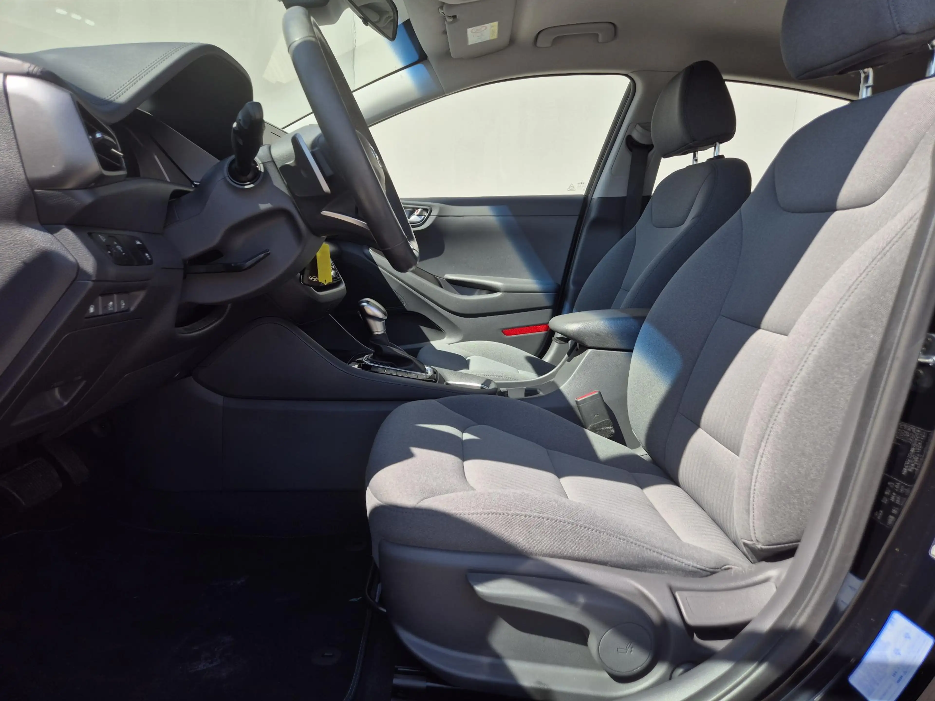 Hyundai IONIQ 1.6 GDi PHEV Comfort / SOH 95.9% / All season band — photo 8