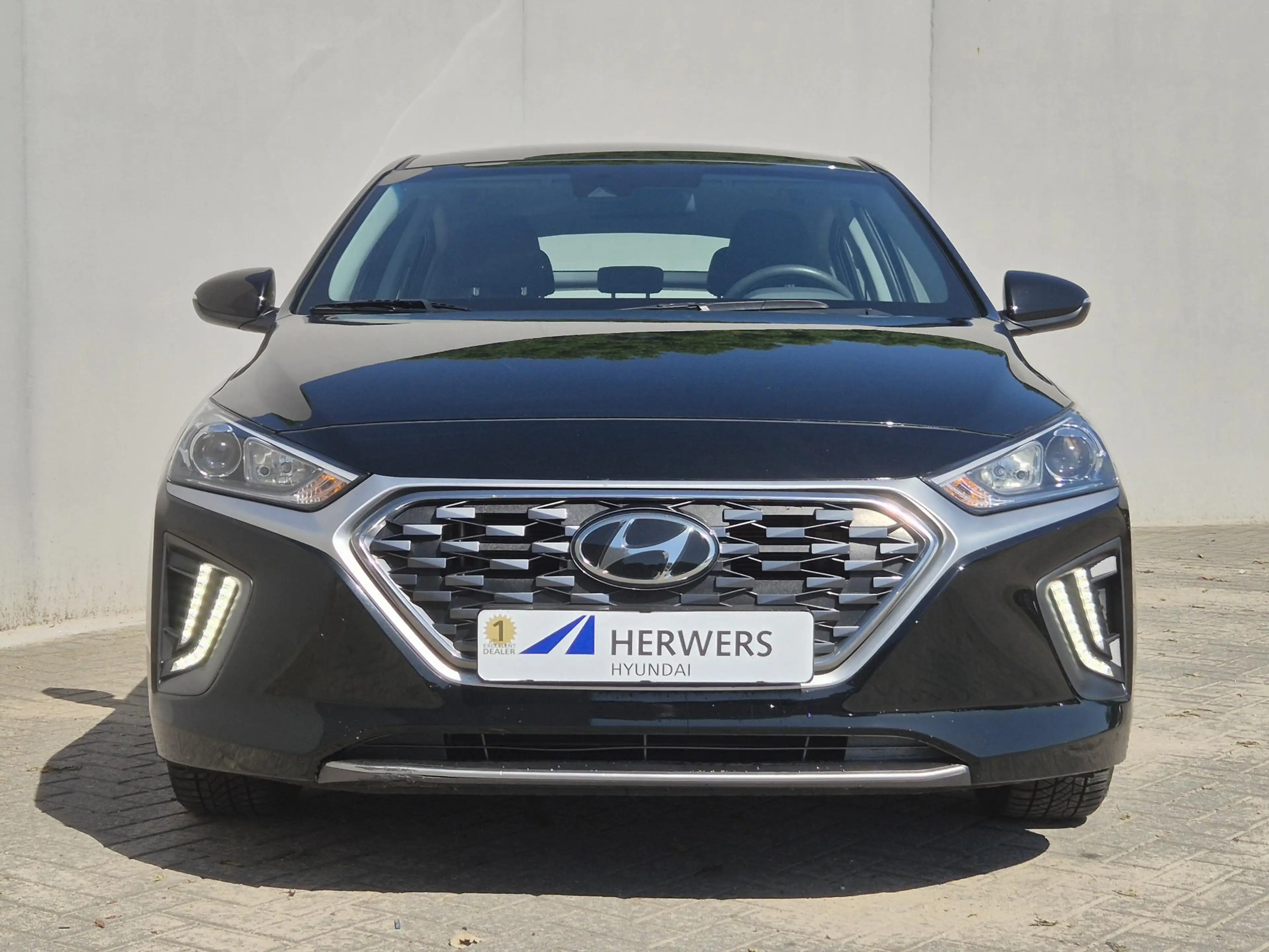 Hyundai IONIQ 1.6 GDi PHEV Comfort / SOH 95.9% / All season band — photo 22