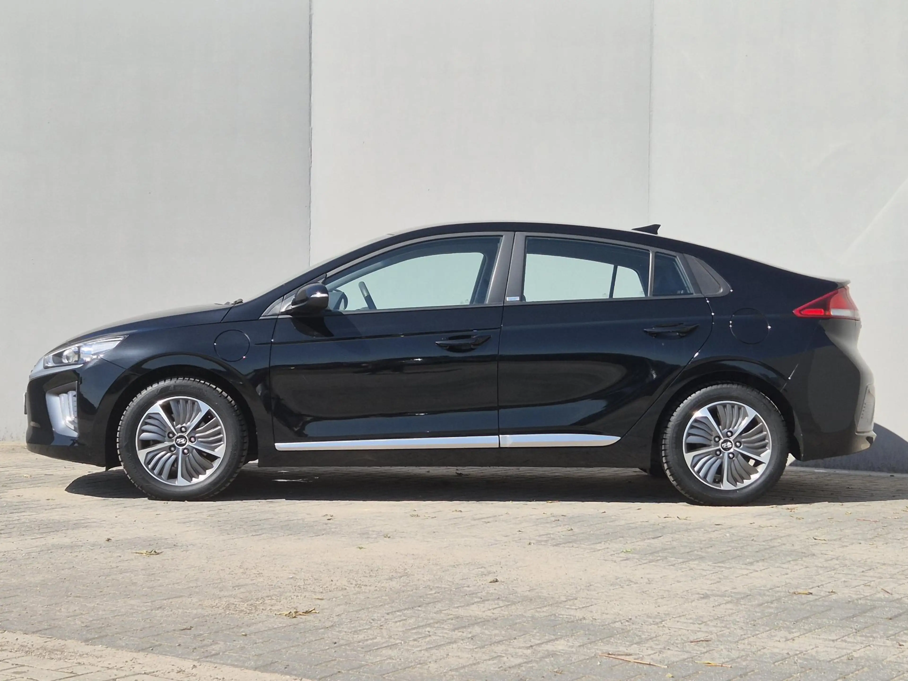 Hyundai IONIQ 1.6 GDi PHEV Comfort / SOH 95.9% / All season band — photo 10