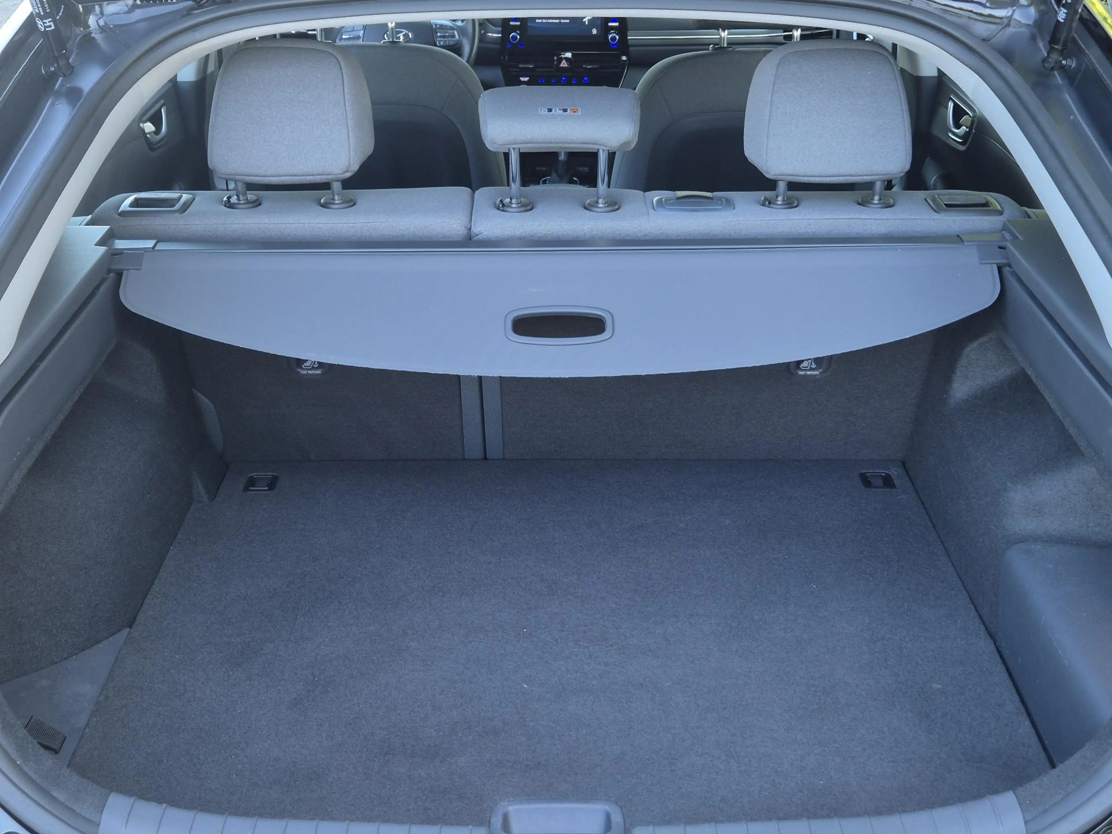Hyundai IONIQ 1.6 GDi PHEV Comfort / SOH 95.9% / All season band — photo 30
