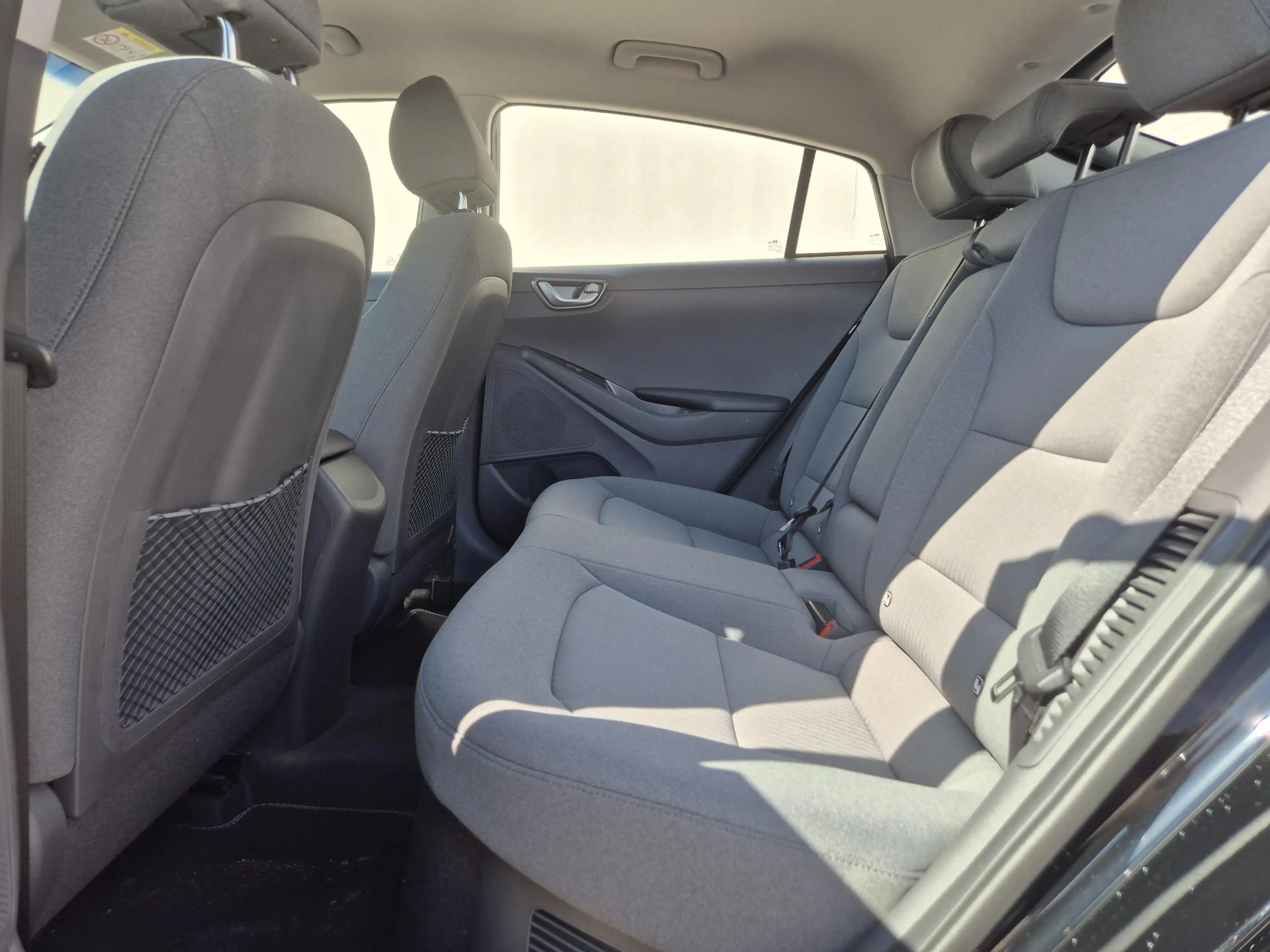 Hyundai IONIQ 1.6 GDi PHEV Comfort / SOH 95.9% / All season band — photo 9