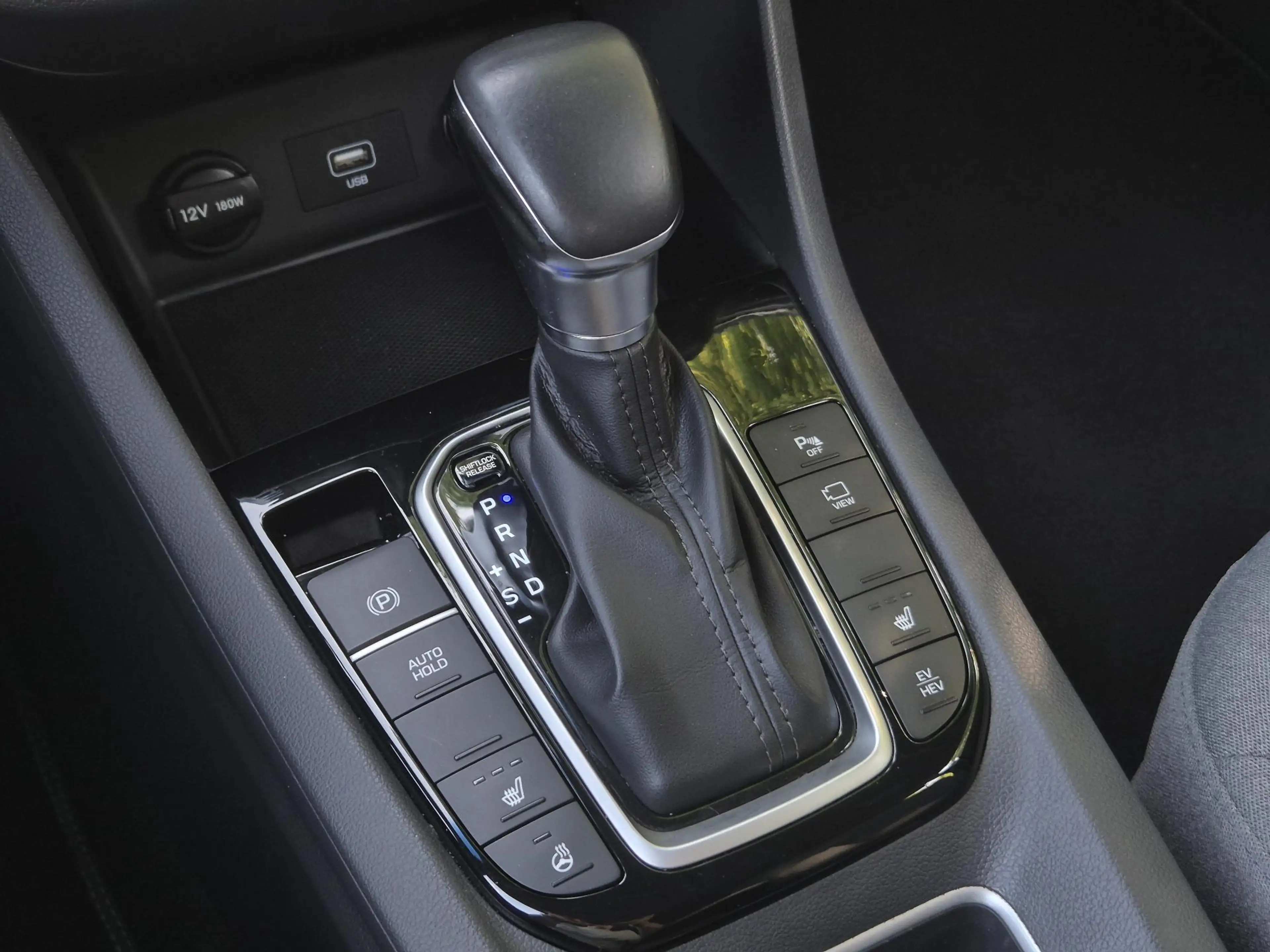 Hyundai IONIQ 1.6 GDi PHEV Comfort / SOH 95.9% / All season band — photo 13