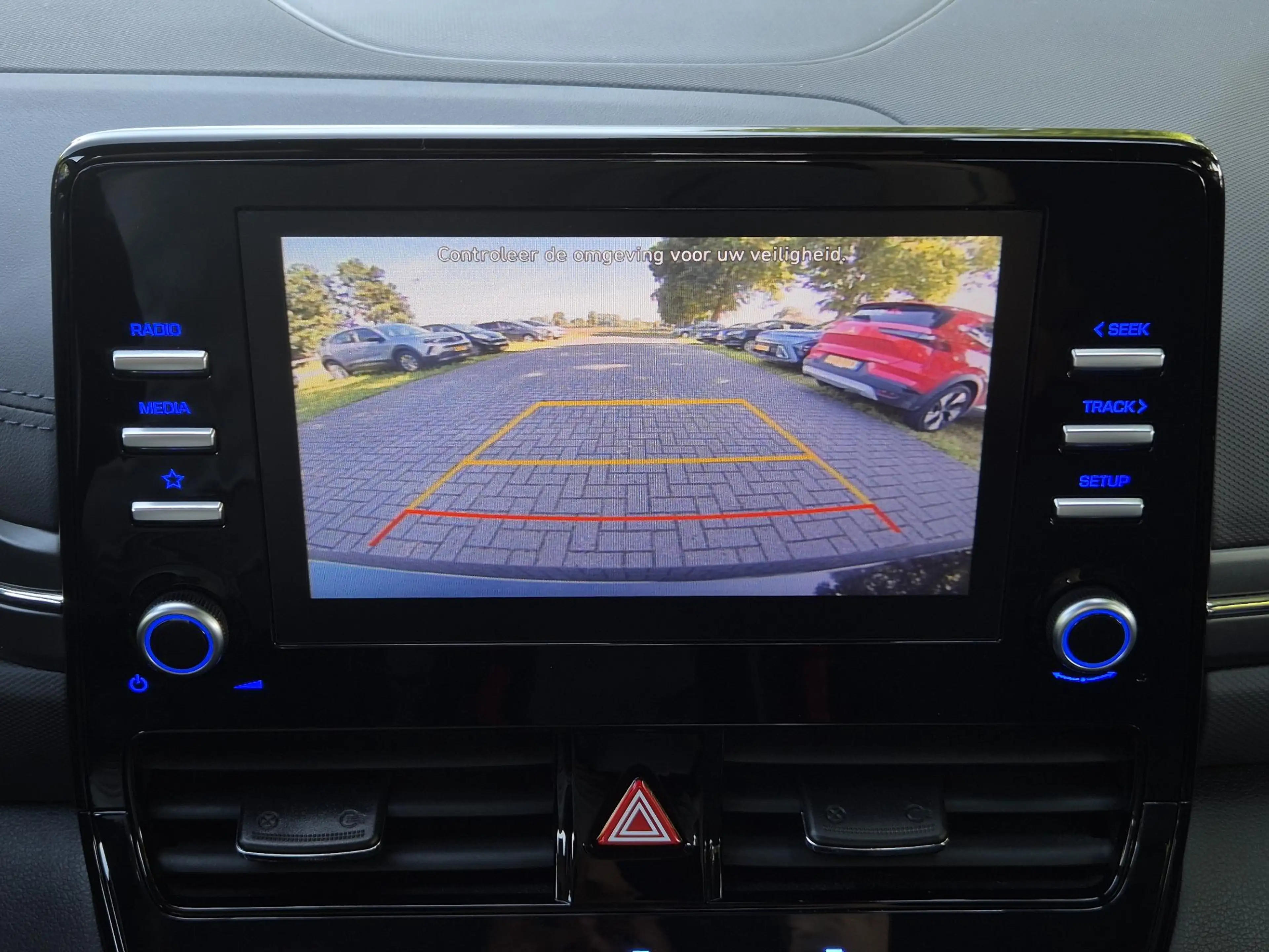 Hyundai IONIQ 1.6 GDi PHEV Comfort / SOH 95.9% / All season band — photo 4