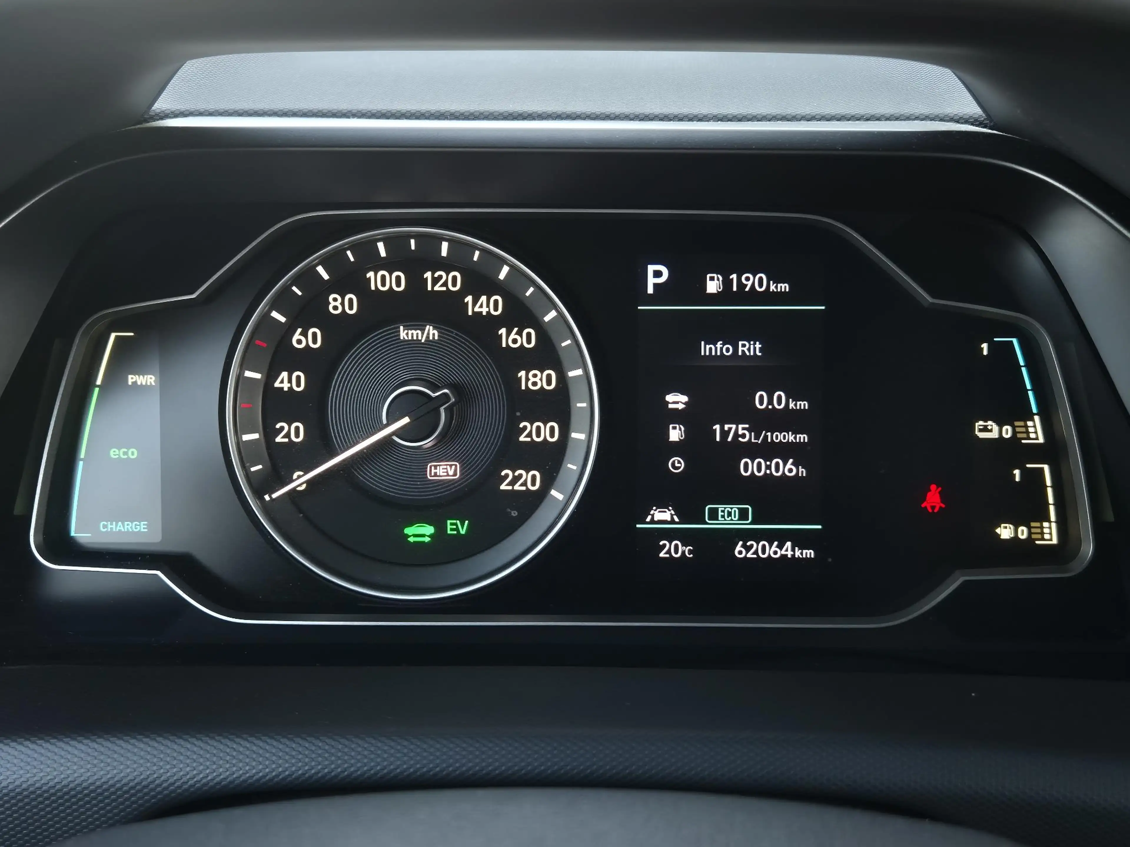 Hyundai IONIQ 1.6 GDi PHEV Comfort / SOH 95.9% / All season band — photo 12