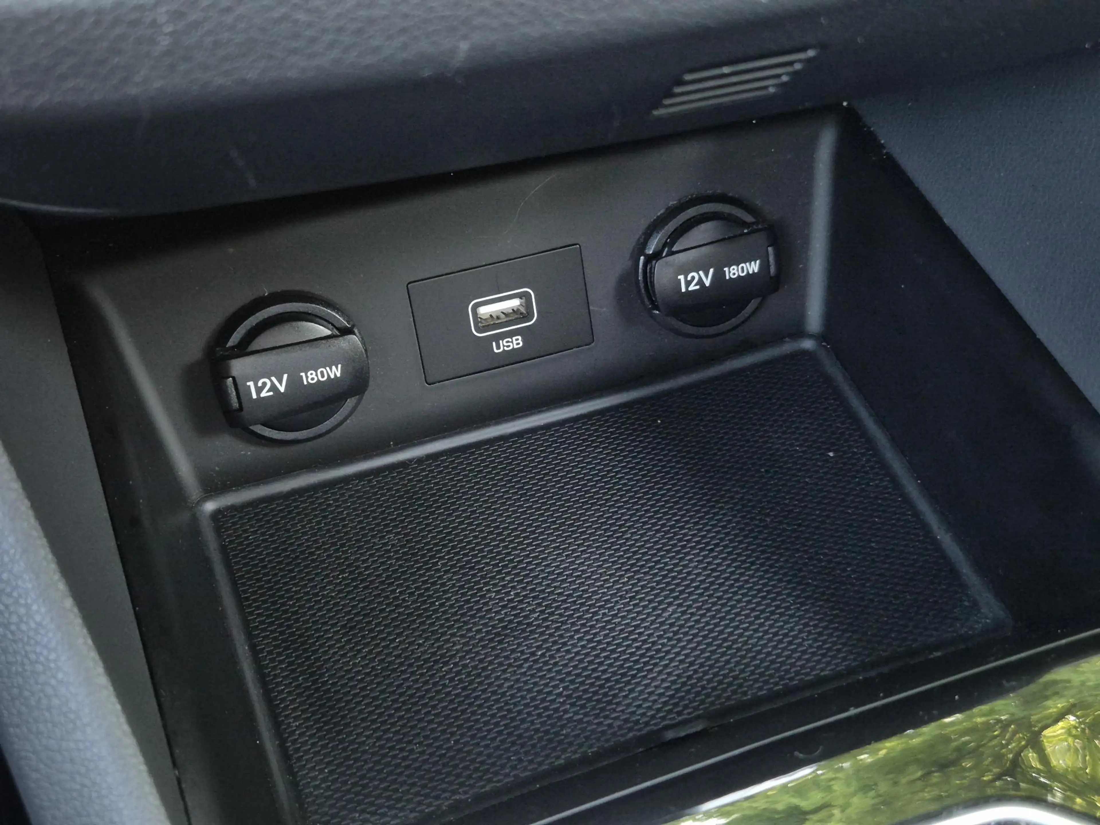 Hyundai IONIQ 1.6 GDi PHEV Comfort / SOH 95.9% / All season band — photo 35
