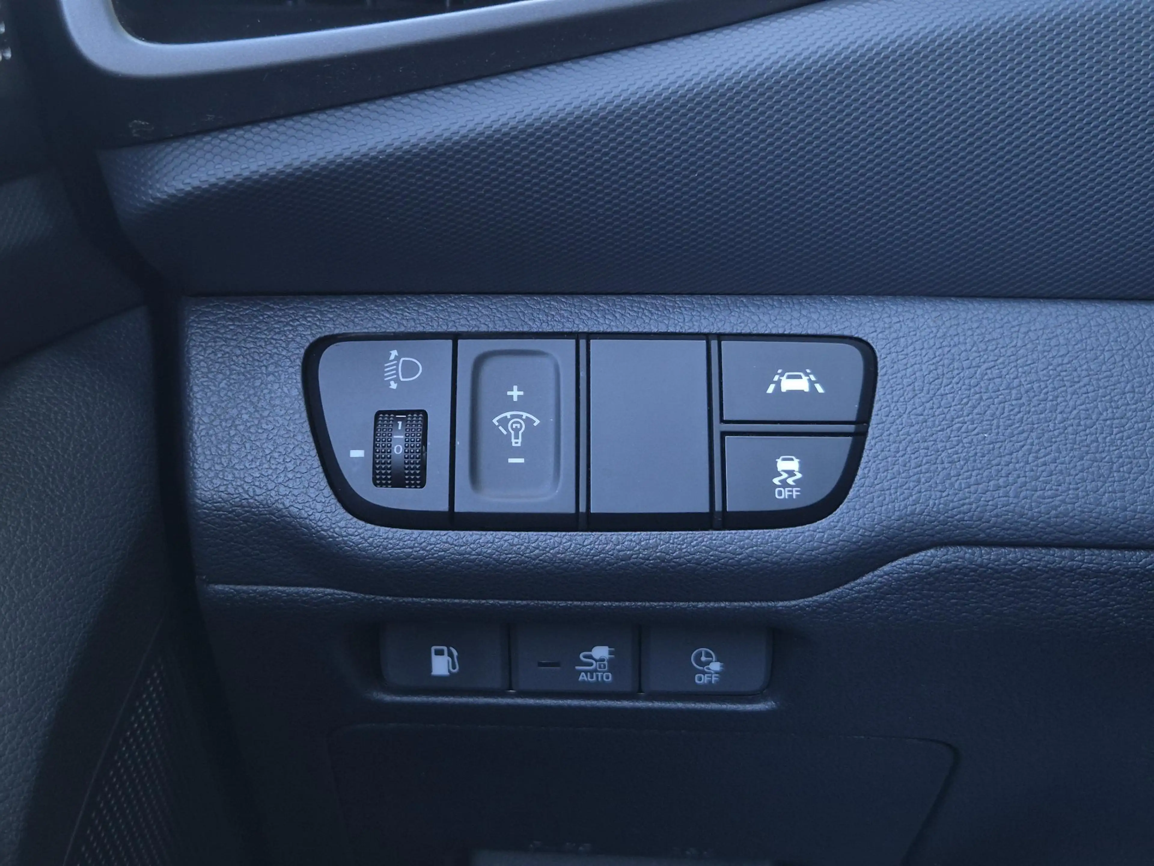 Hyundai IONIQ 1.6 GDi PHEV Comfort / SOH 95.9% / All season band — photo 33