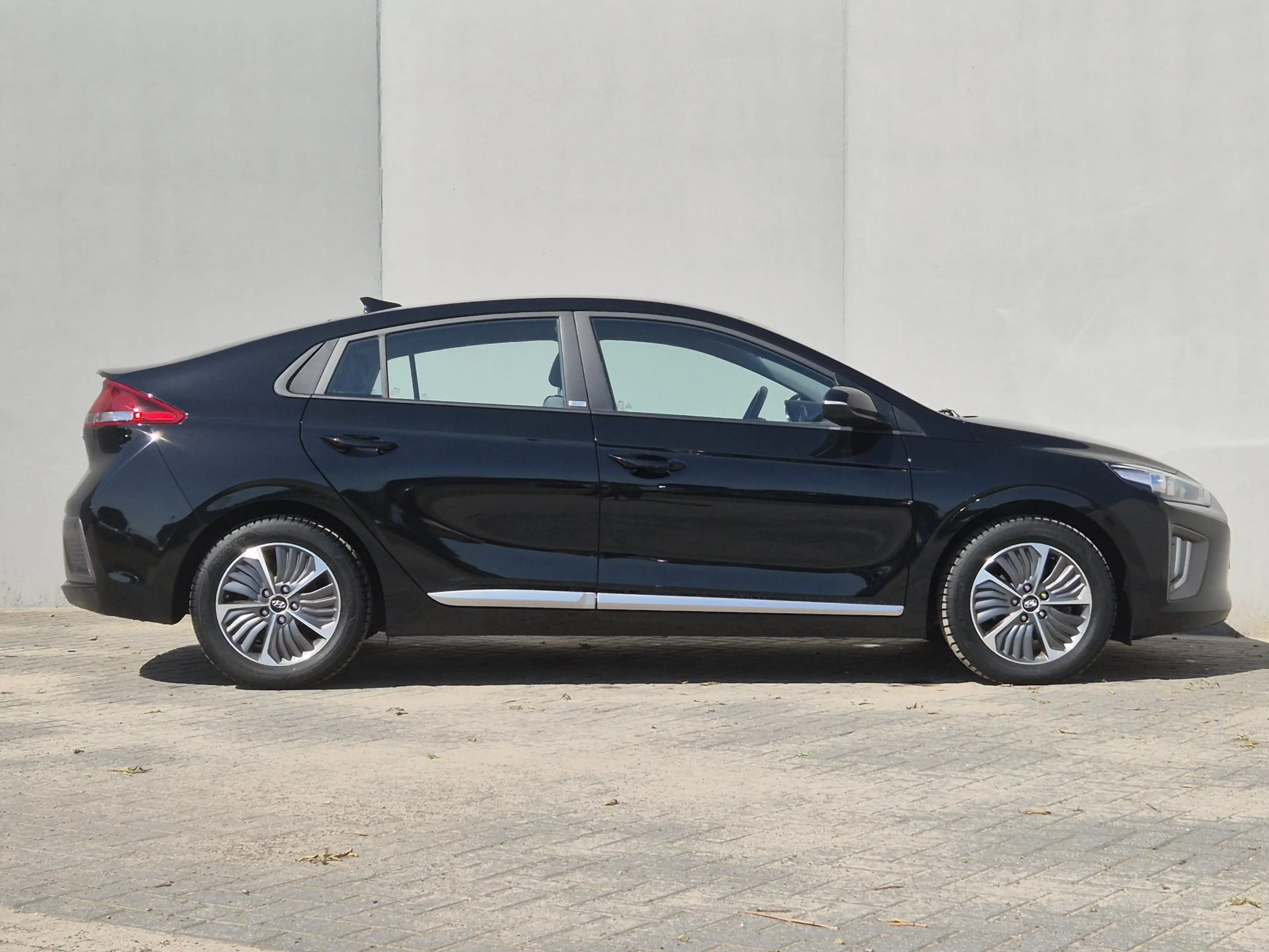 Hyundai IONIQ 1.6 GDi PHEV Comfort / SOH 95.9% / All season band — photo 16