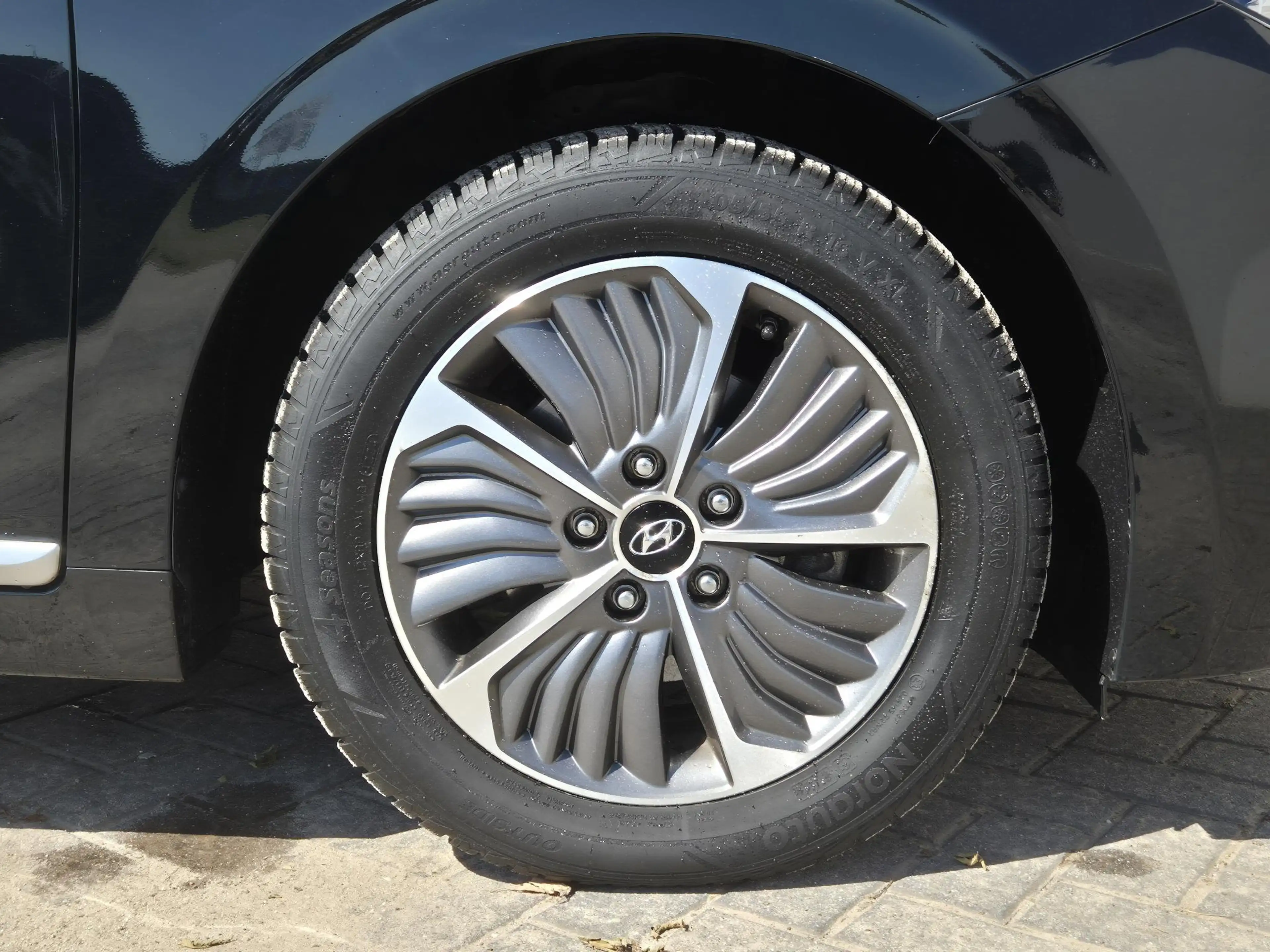Hyundai IONIQ 1.6 GDi PHEV Comfort / SOH 95.9% / All season band — photo 37