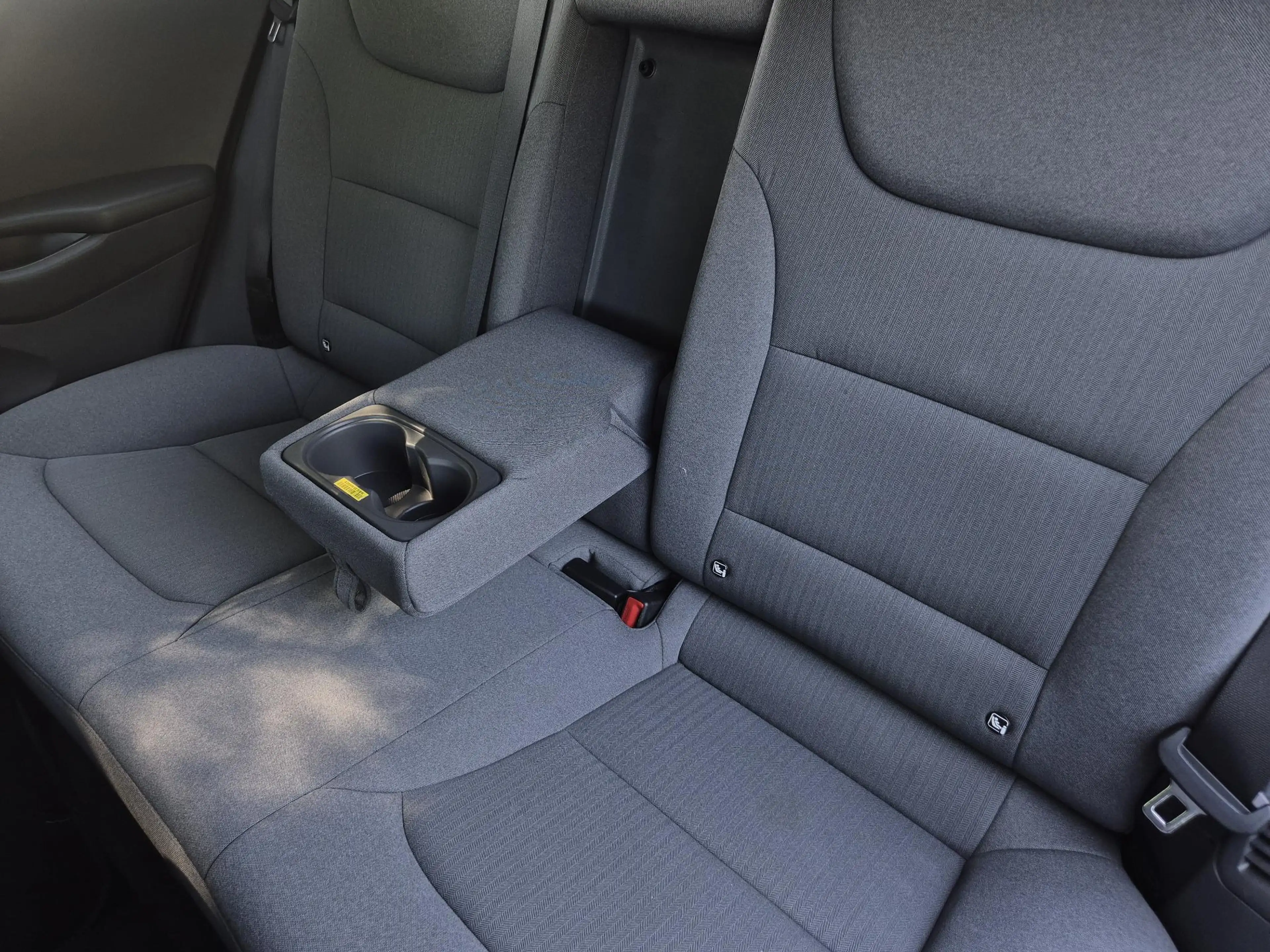 Hyundai IONIQ 1.6 GDi PHEV Comfort / SOH 95.9% / All season band — photo 31