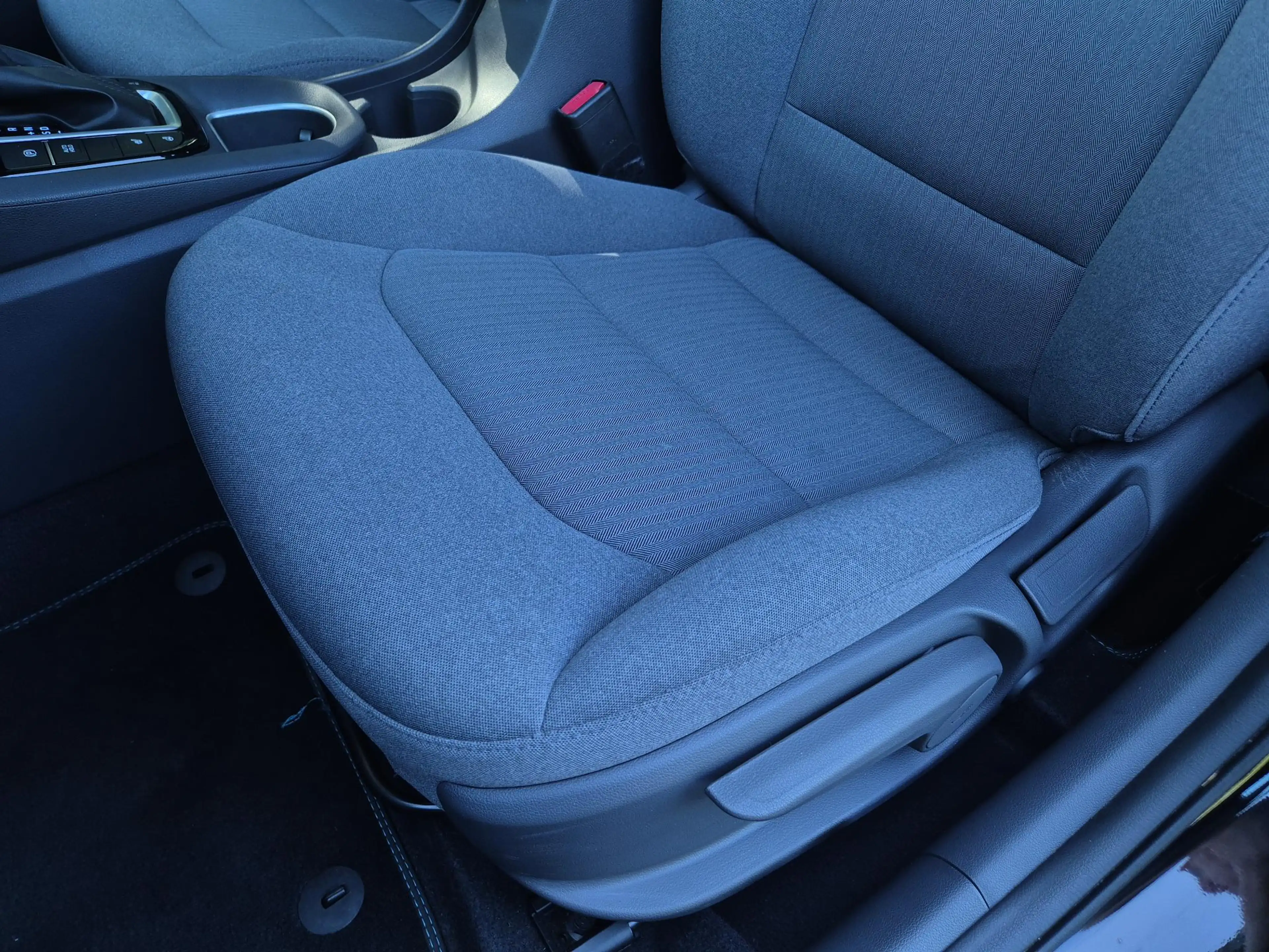 Hyundai IONIQ 1.6 GDi PHEV Comfort / SOH 95.9% / All season band — photo 32