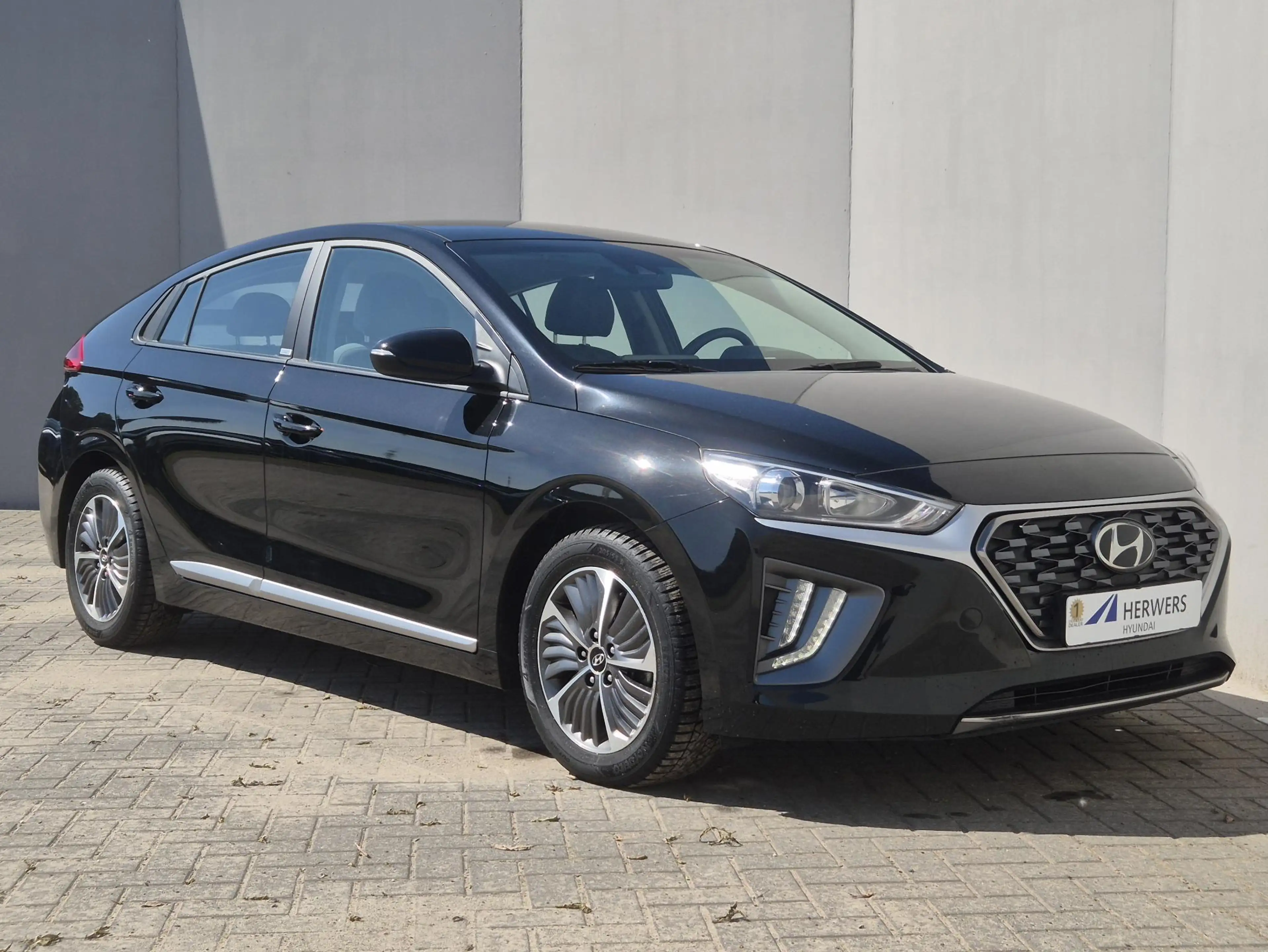 Hyundai IONIQ 1.6 GDi PHEV Comfort / SOH 95.9% / All season band — photo 17