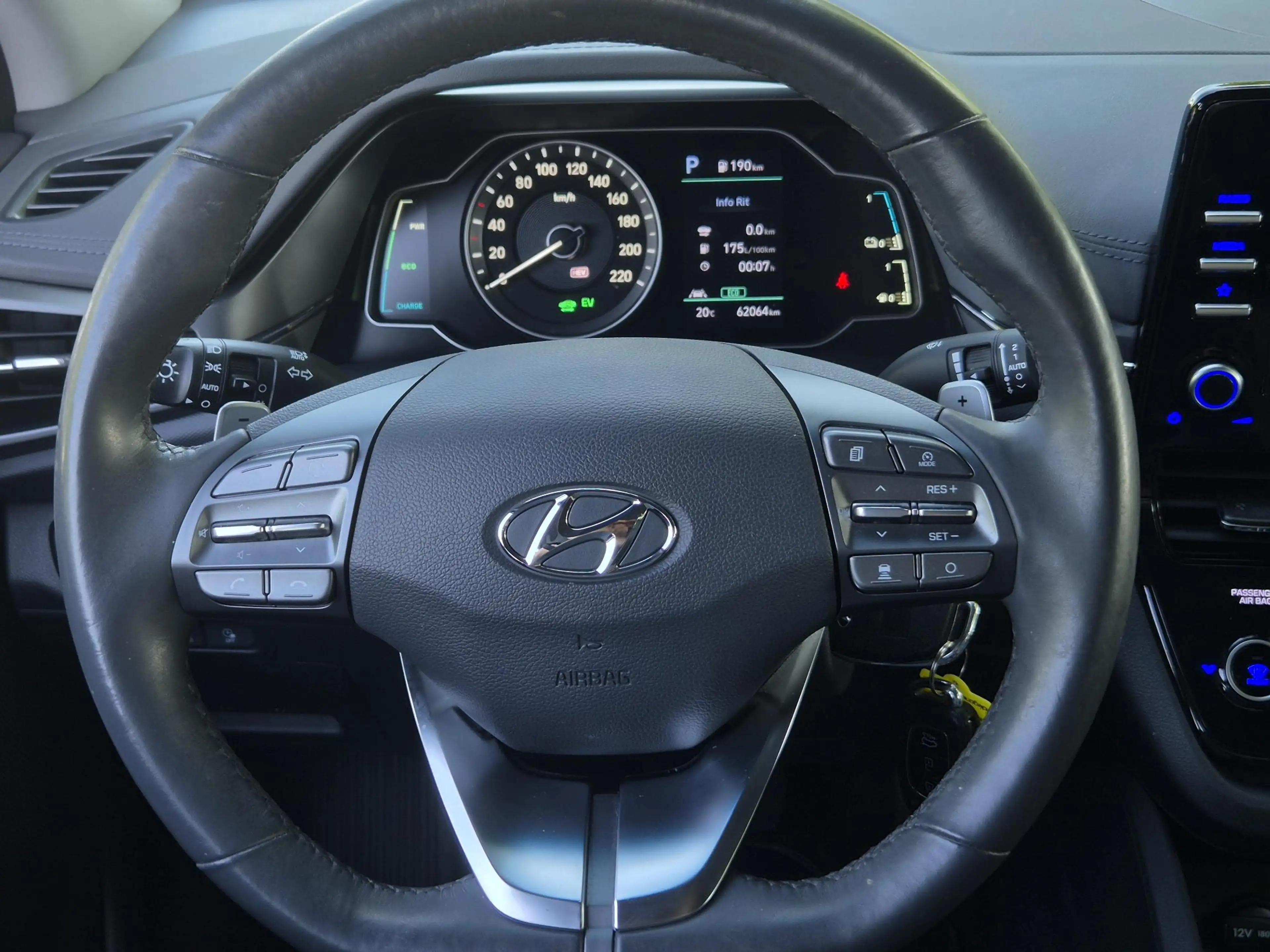 Hyundai IONIQ 1.6 GDi PHEV Comfort / SOH 95.9% / All season band — photo 11