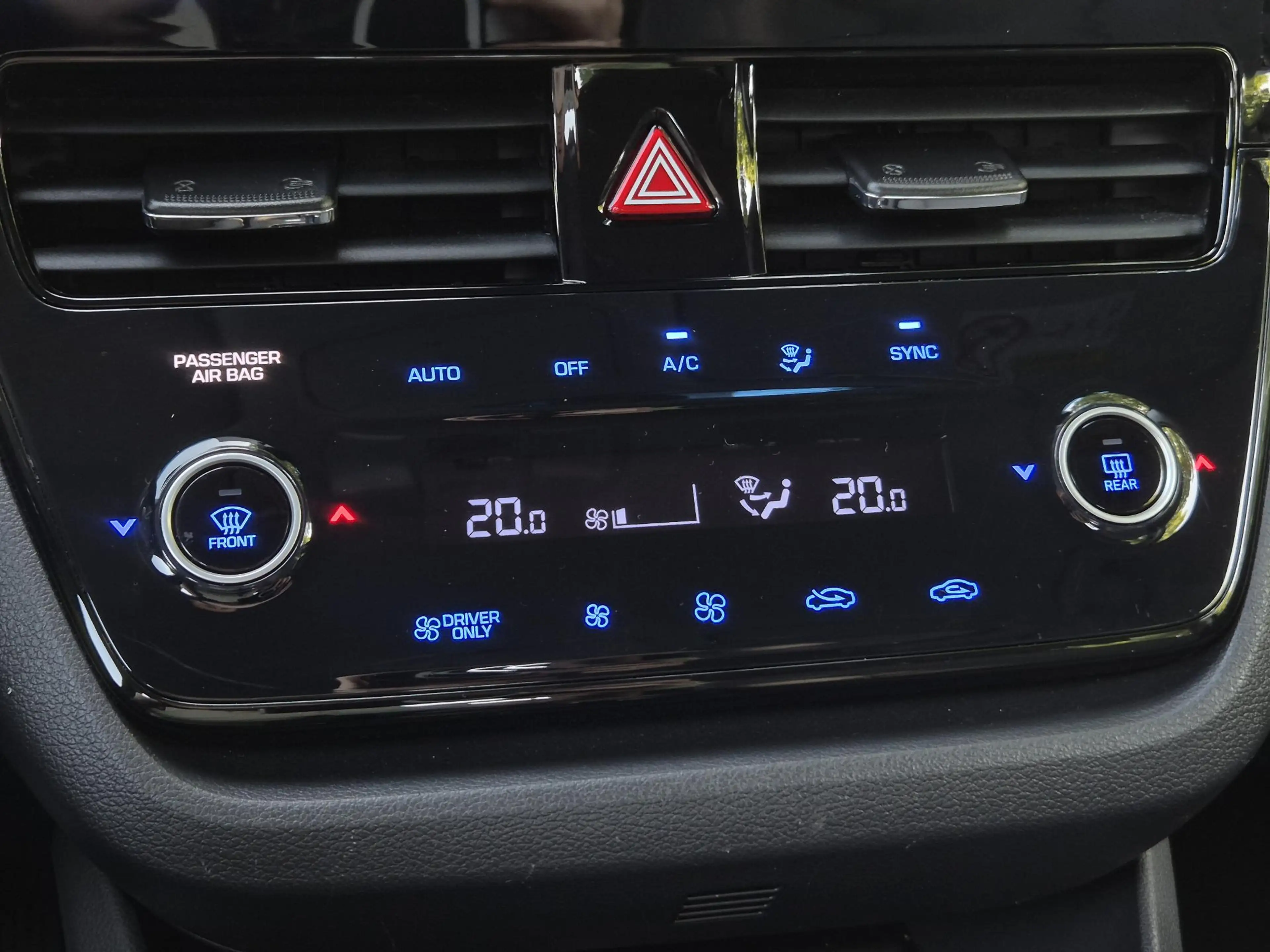 Hyundai IONIQ 1.6 GDi PHEV Comfort / SOH 95.9% / All season band — photo 18