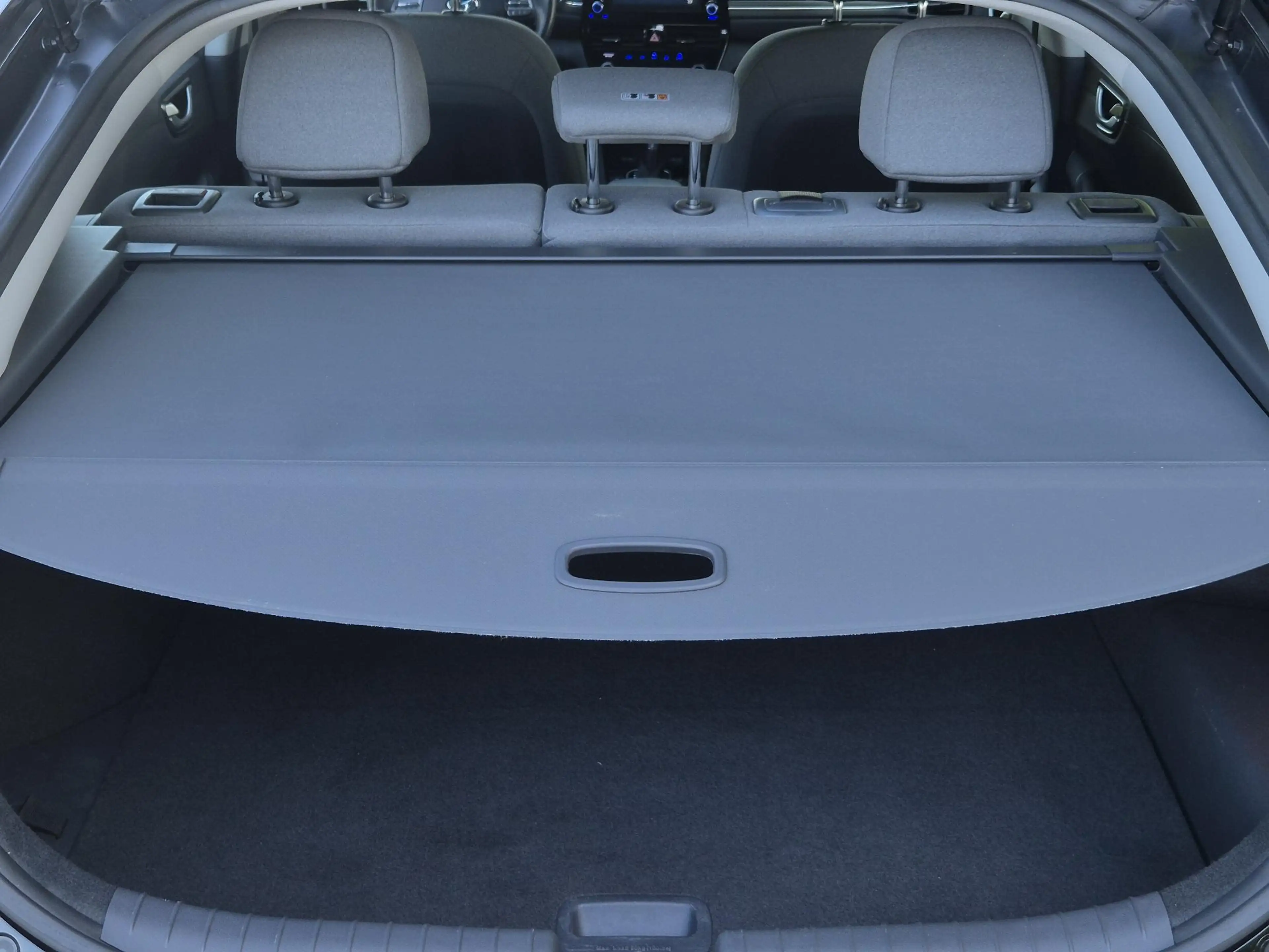 Hyundai IONIQ 1.6 GDi PHEV Comfort / SOH 95.9% / All season band — photo 21