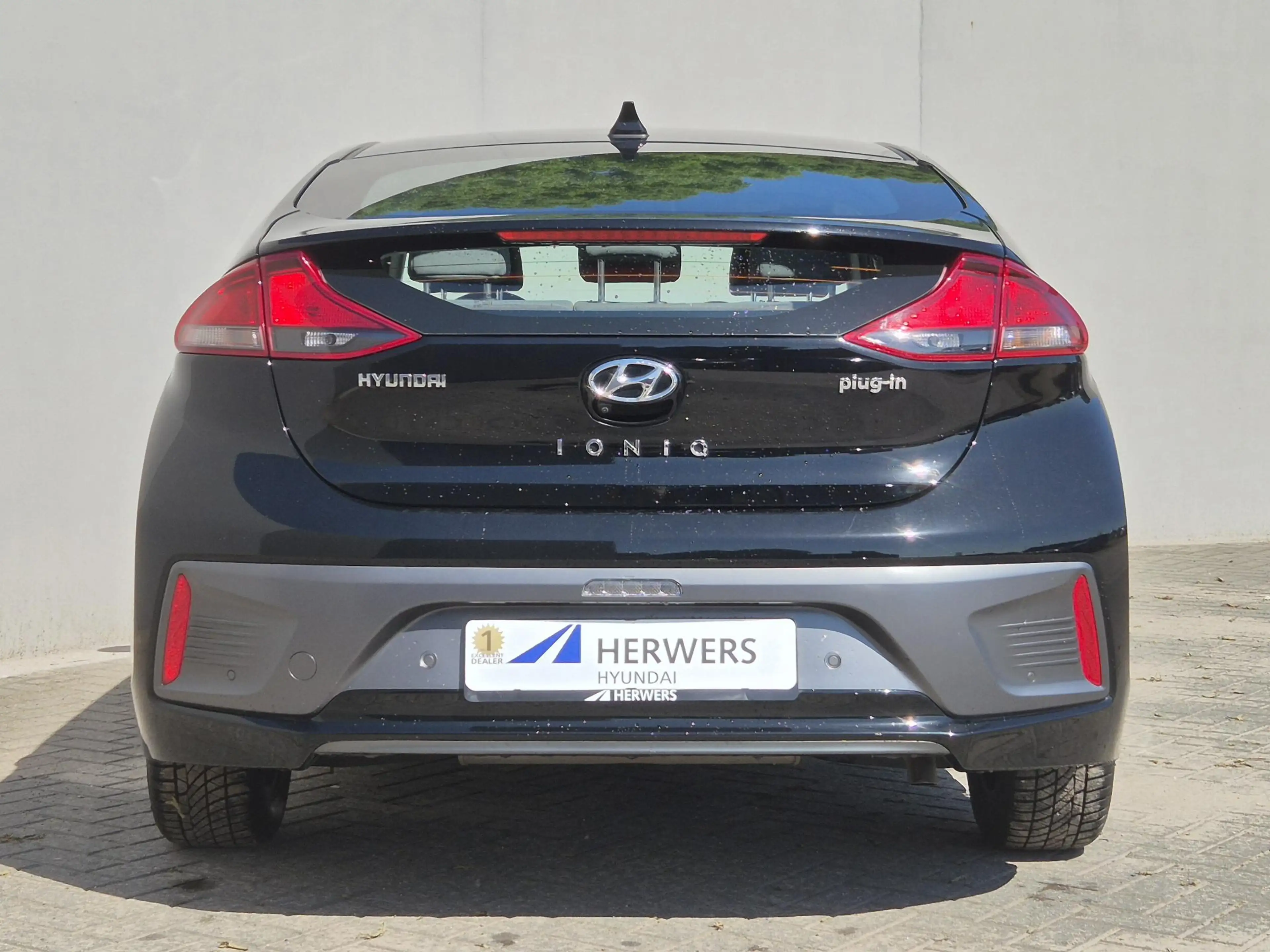Hyundai IONIQ 1.6 GDi PHEV Comfort / SOH 95.9% / All season band — photo 23
