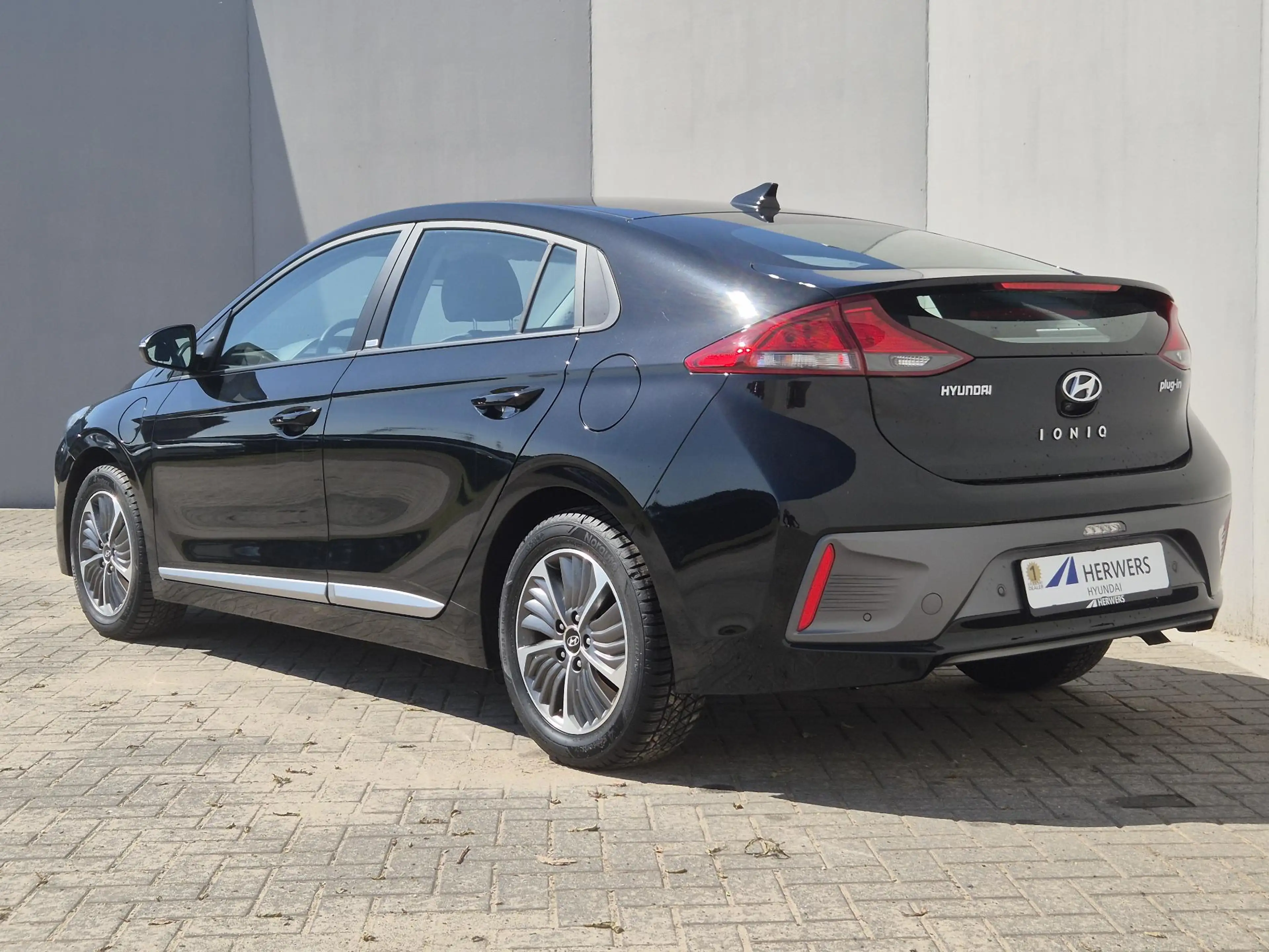 Hyundai IONIQ 1.6 GDi PHEV Comfort / SOH 95.9% / All season band — photo 15