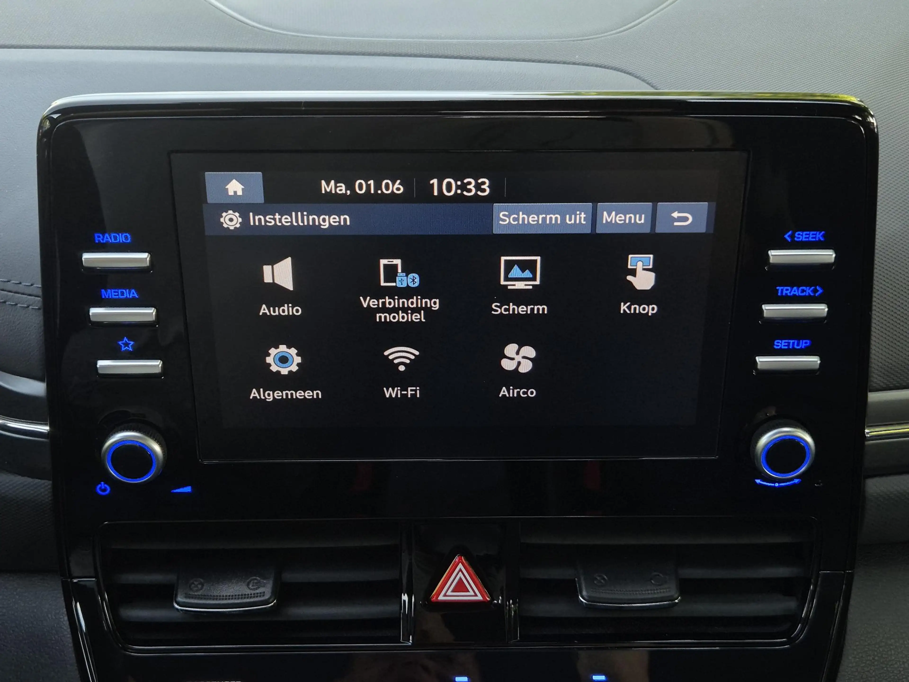 Hyundai IONIQ 1.6 GDi PHEV Comfort / SOH 95.9% / All season band — photo 28