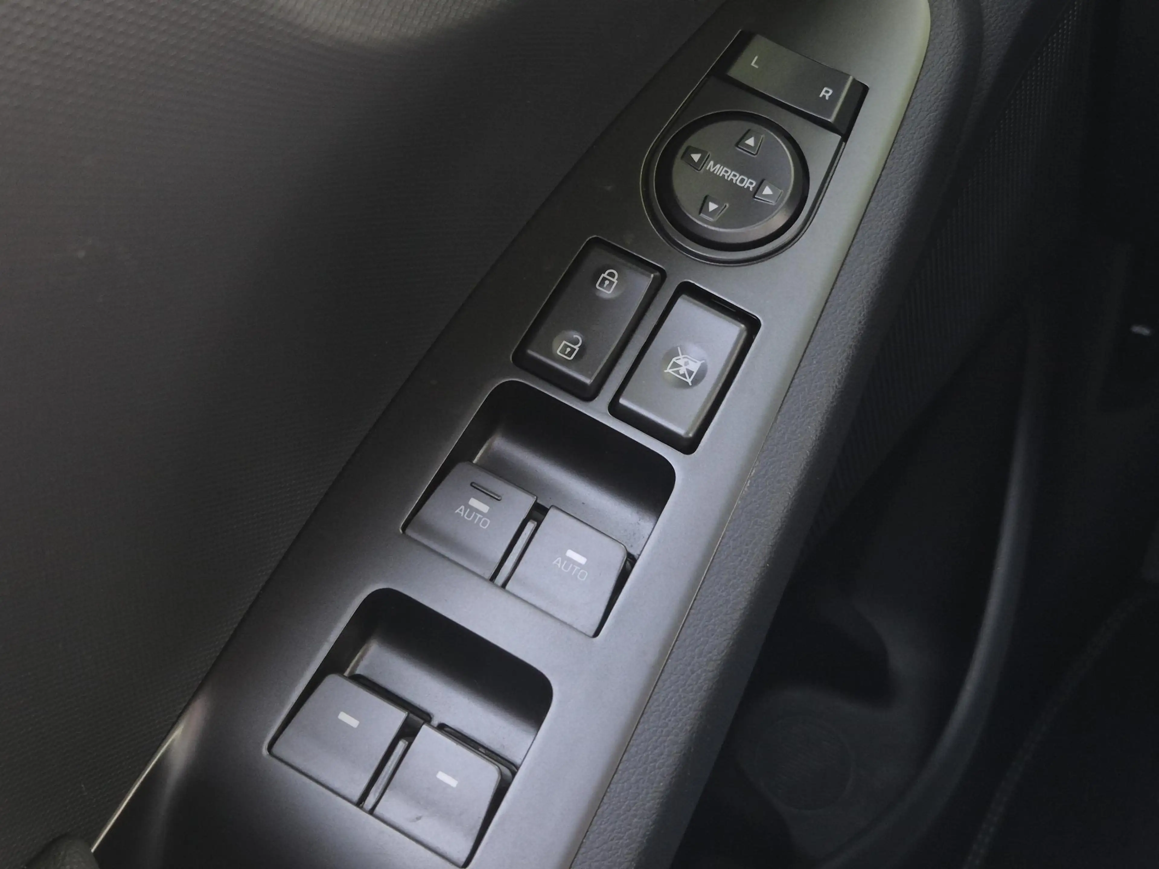 Hyundai IONIQ 1.6 GDi PHEV Comfort / SOH 95.9% / All season band — photo 19