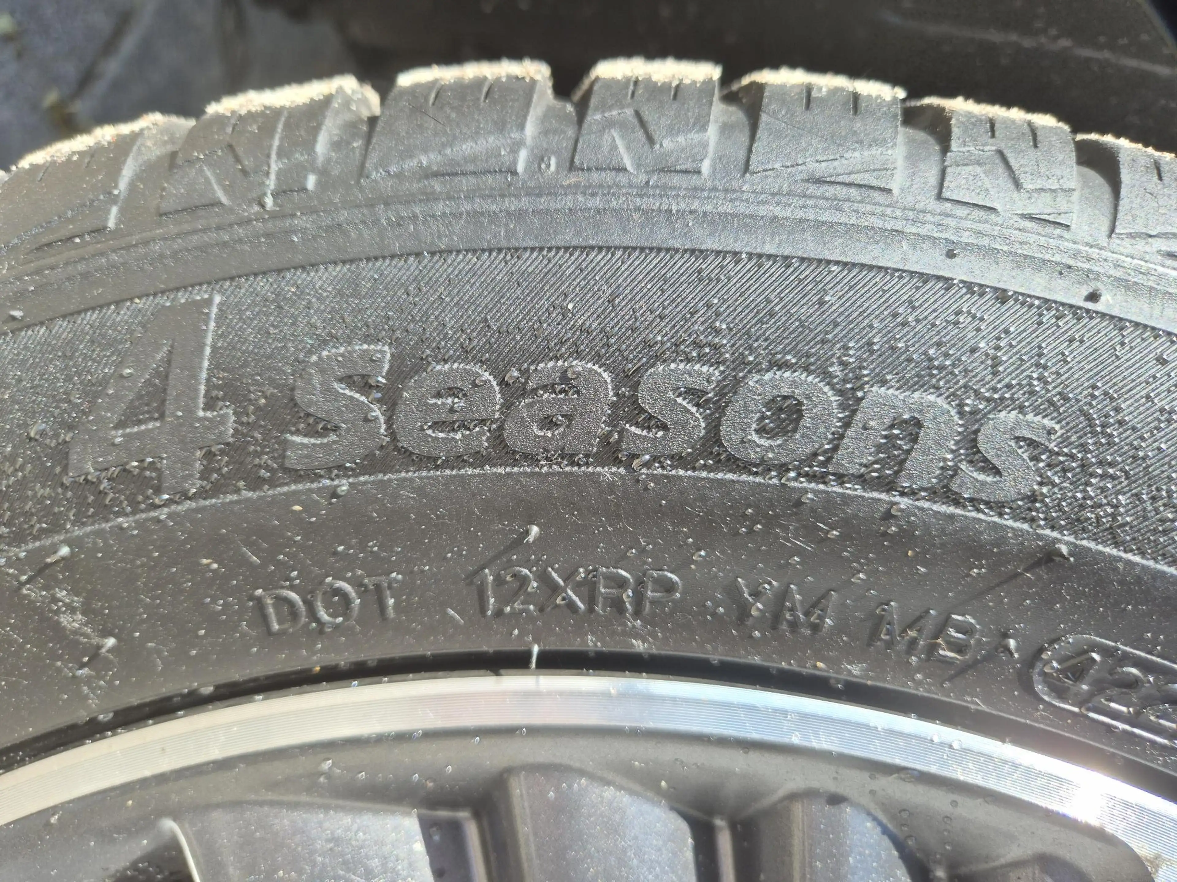 Hyundai IONIQ 1.6 GDi PHEV Comfort / SOH 95.9% / All season band — photo 40