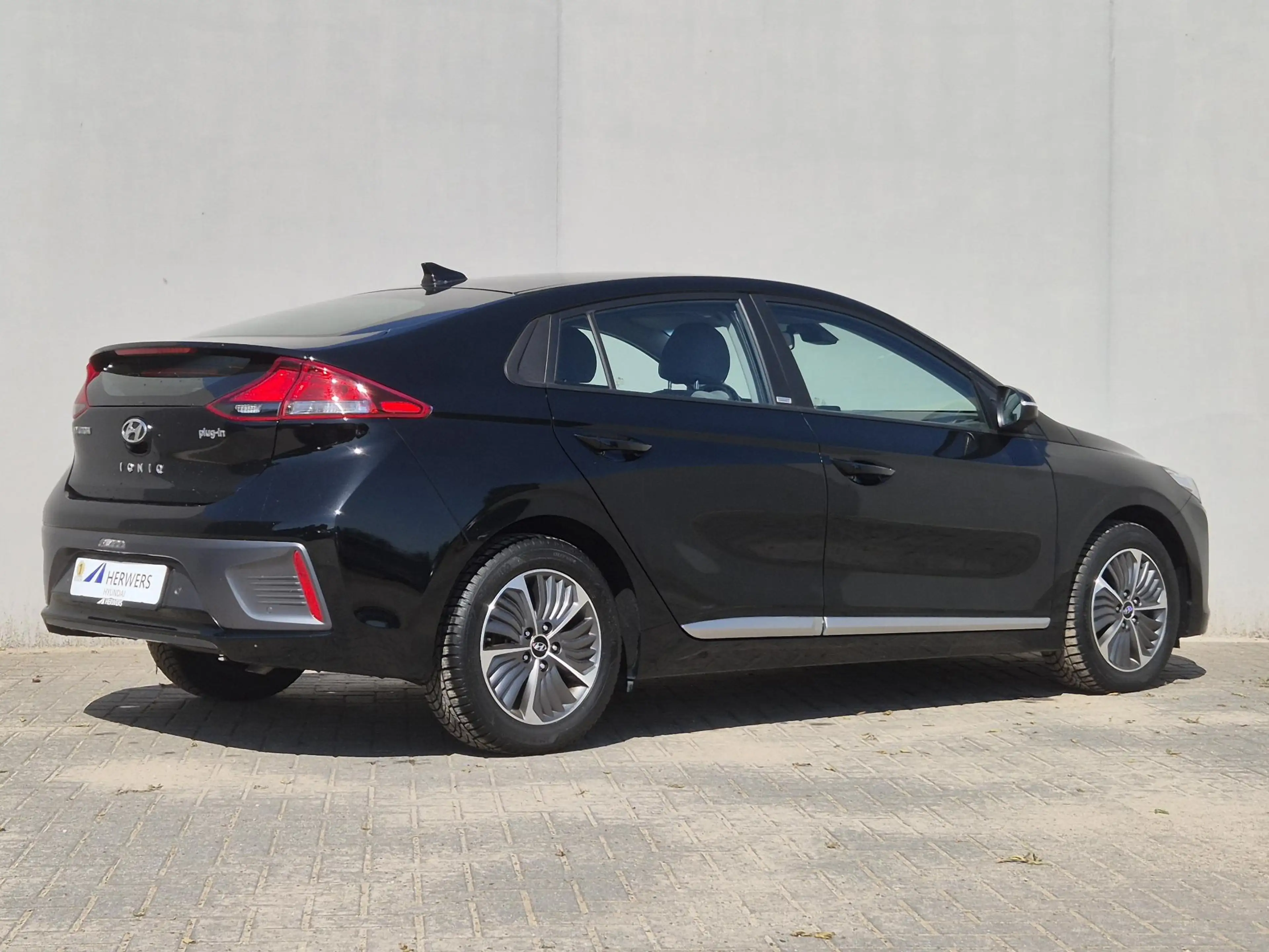 Hyundai IONIQ 1.6 GDi PHEV Comfort / SOH 95.9% / All season band — photo 3