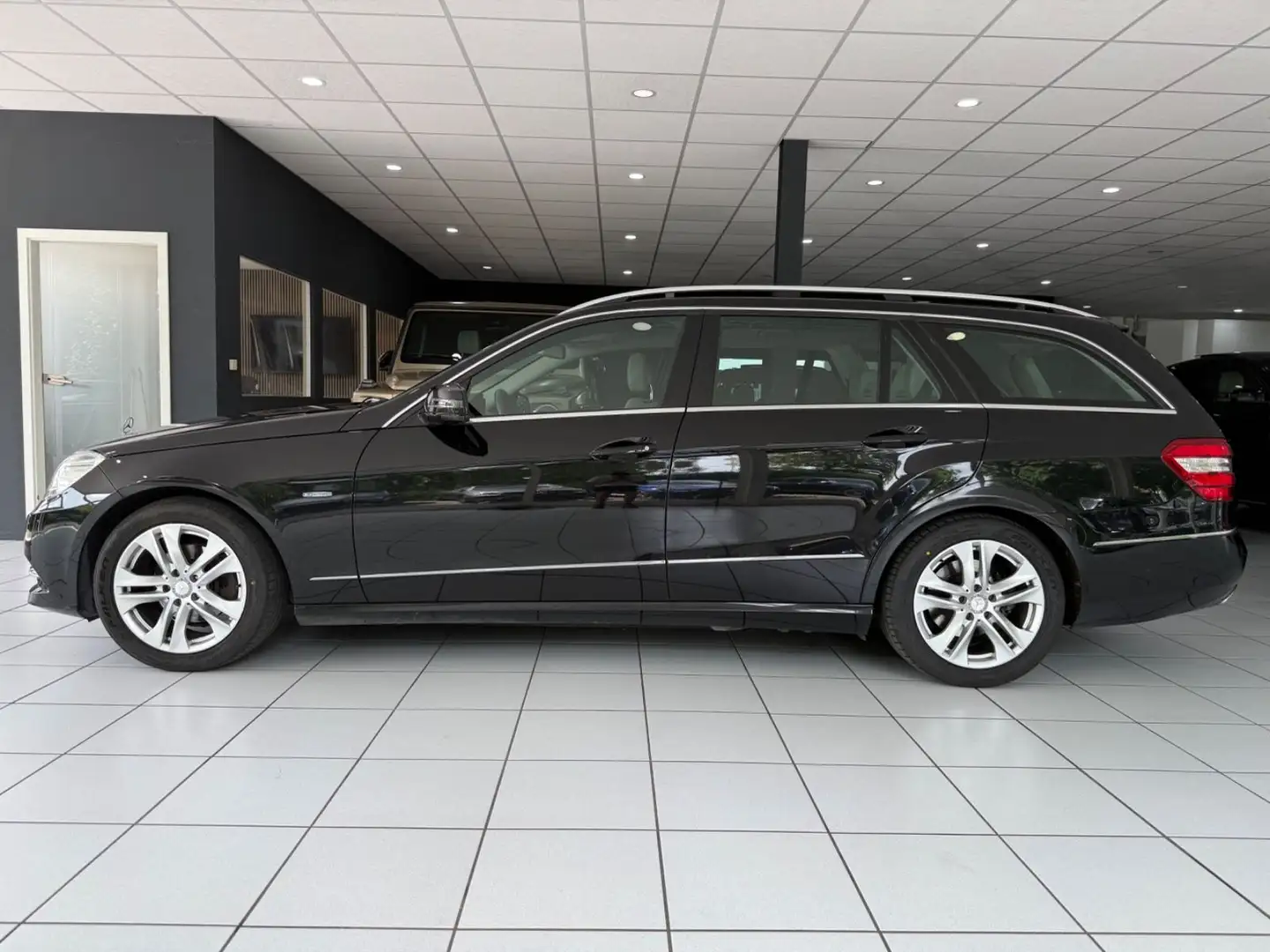 Mercedes-Benz E 220 T CDI Avantgarde *BI-XEN*NAVI*MFL*TEMP* Schwarz - 2
