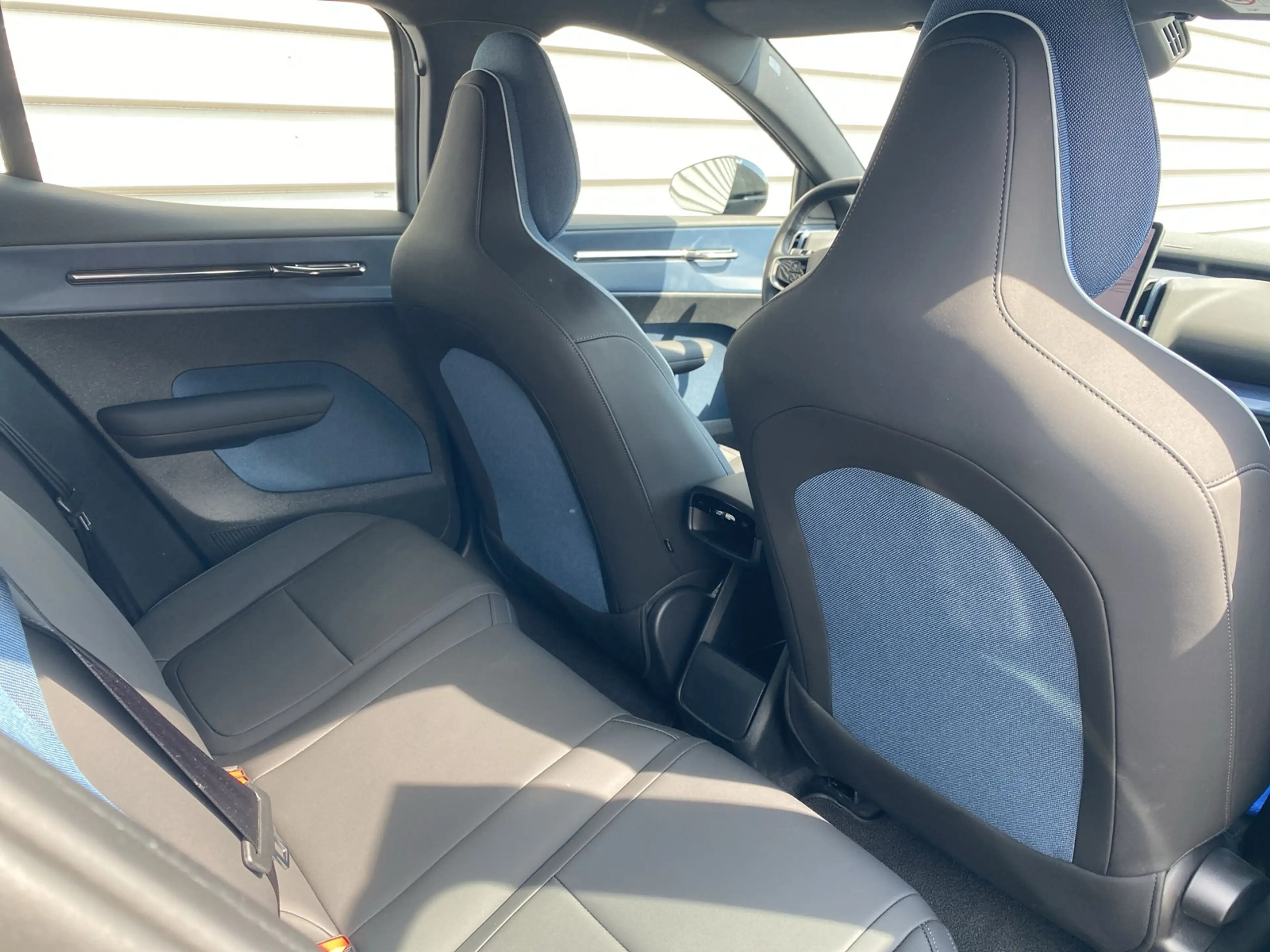 Volvo EX30 Single Motor Extended Range Plus 69 kWh / Trekhaak — photo 13