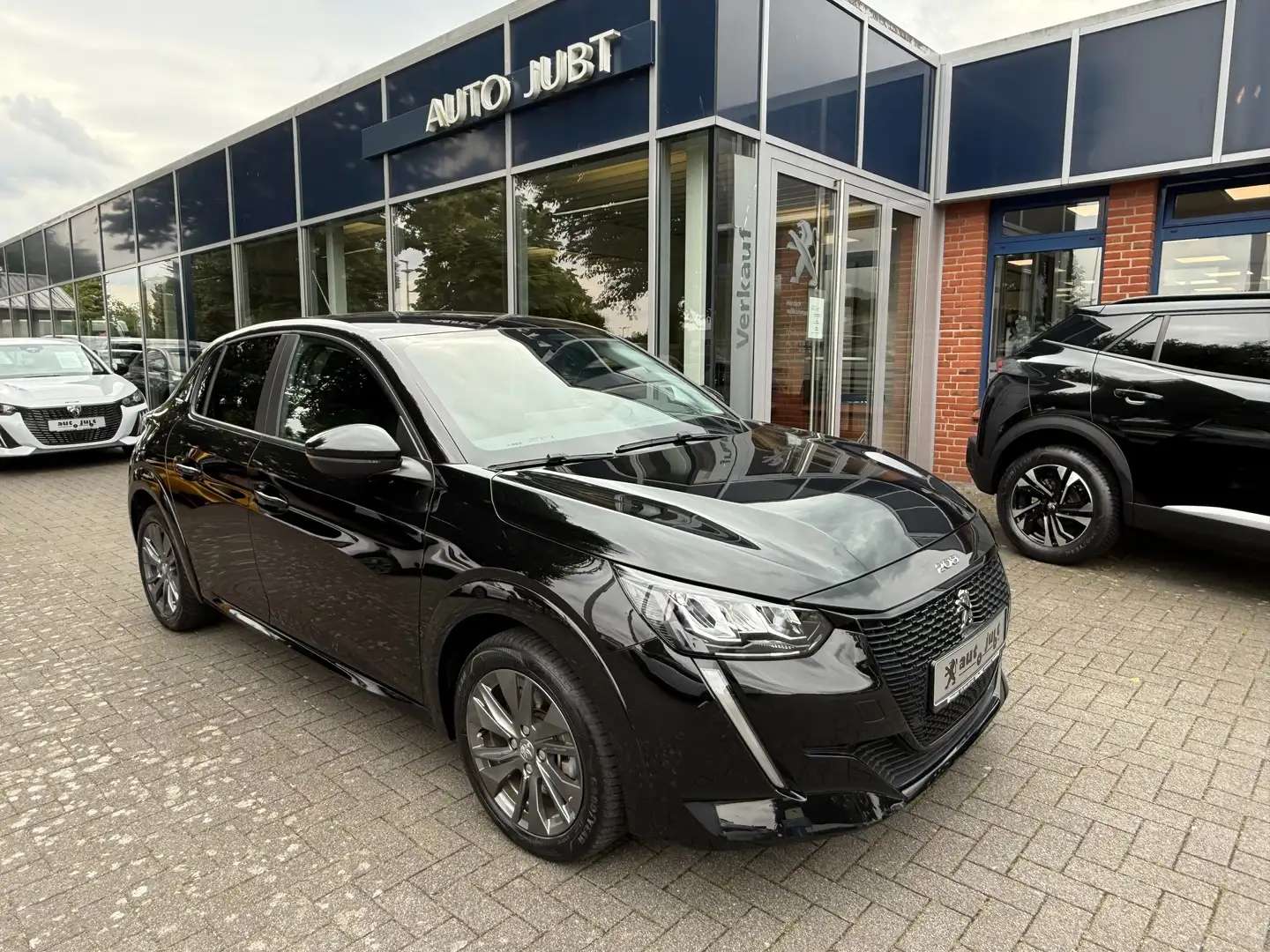 Peugeot 208 e-208 Active Pack Schwarz - 2