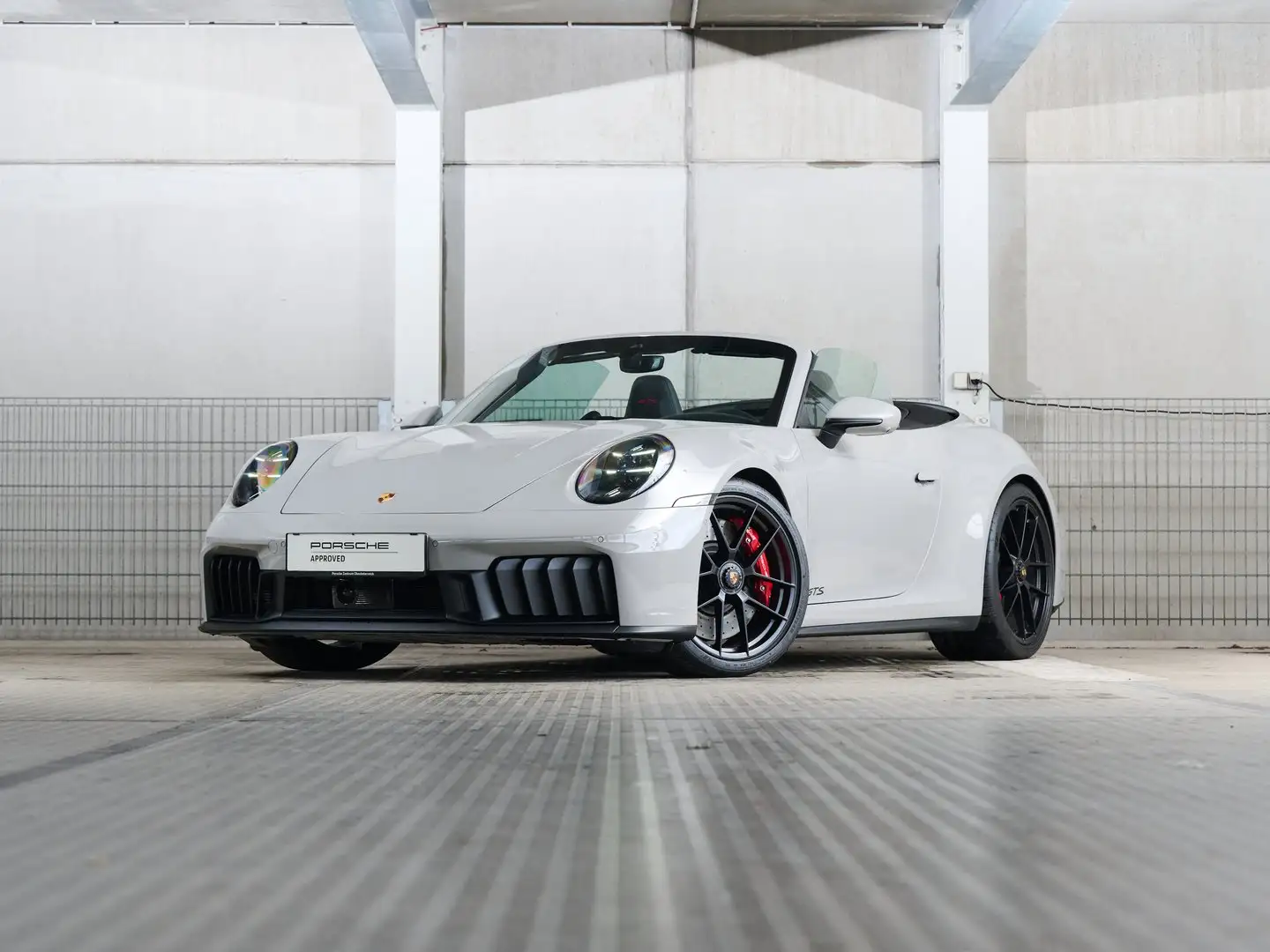 Porsche 911 Carrera 4 GTS Cabriolet Grau - 2