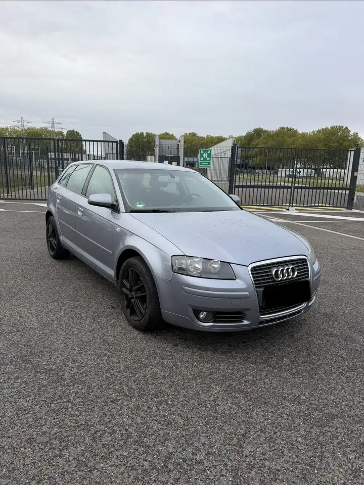 Audi A3 SportBack 1.6i FSI Attraction — photo 1 of 4