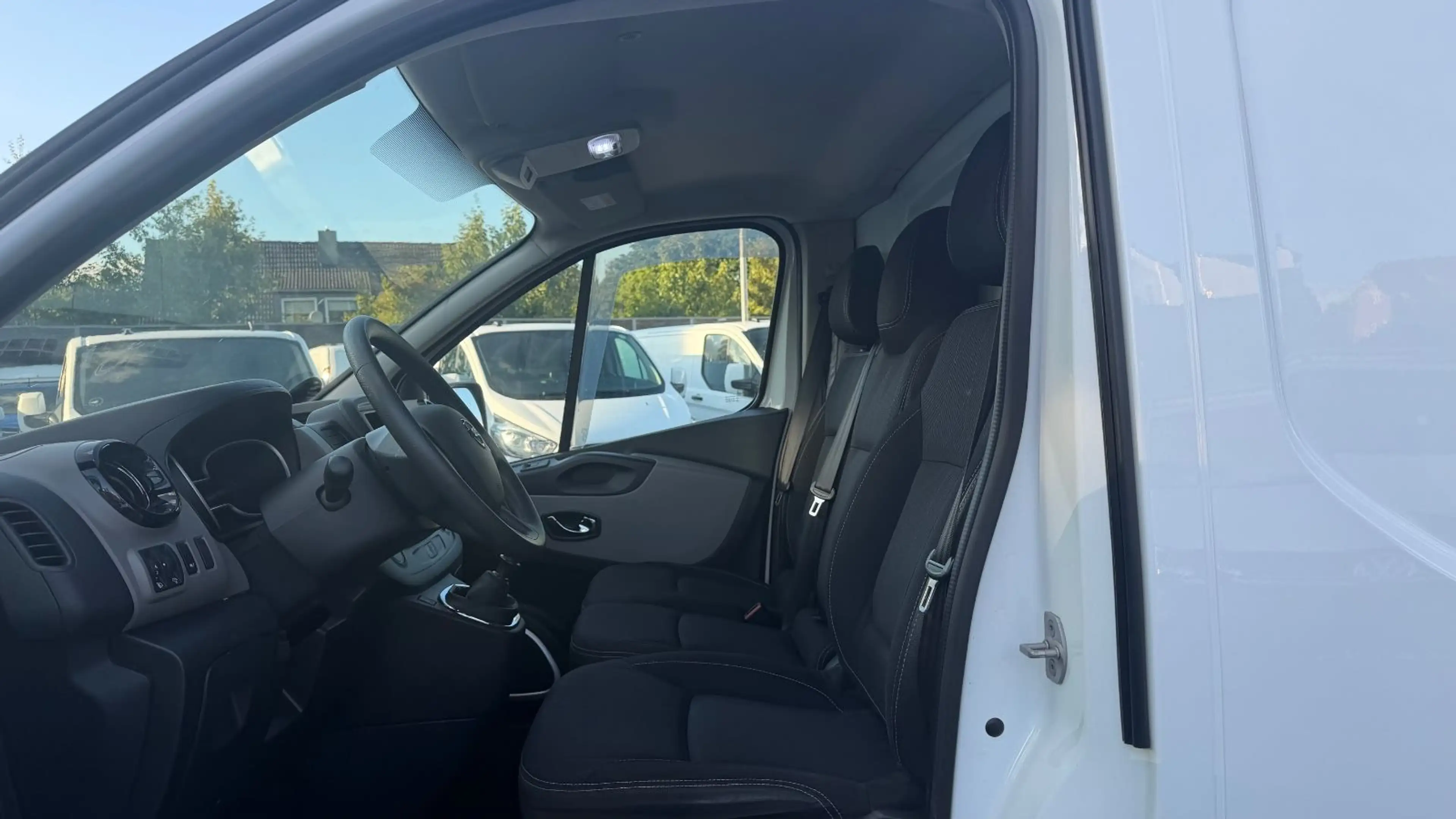 Nissan NV300 Kastenwagen L1H1 KLIMA/TEMPOMAT/AHK/SITZHZ — photo 9