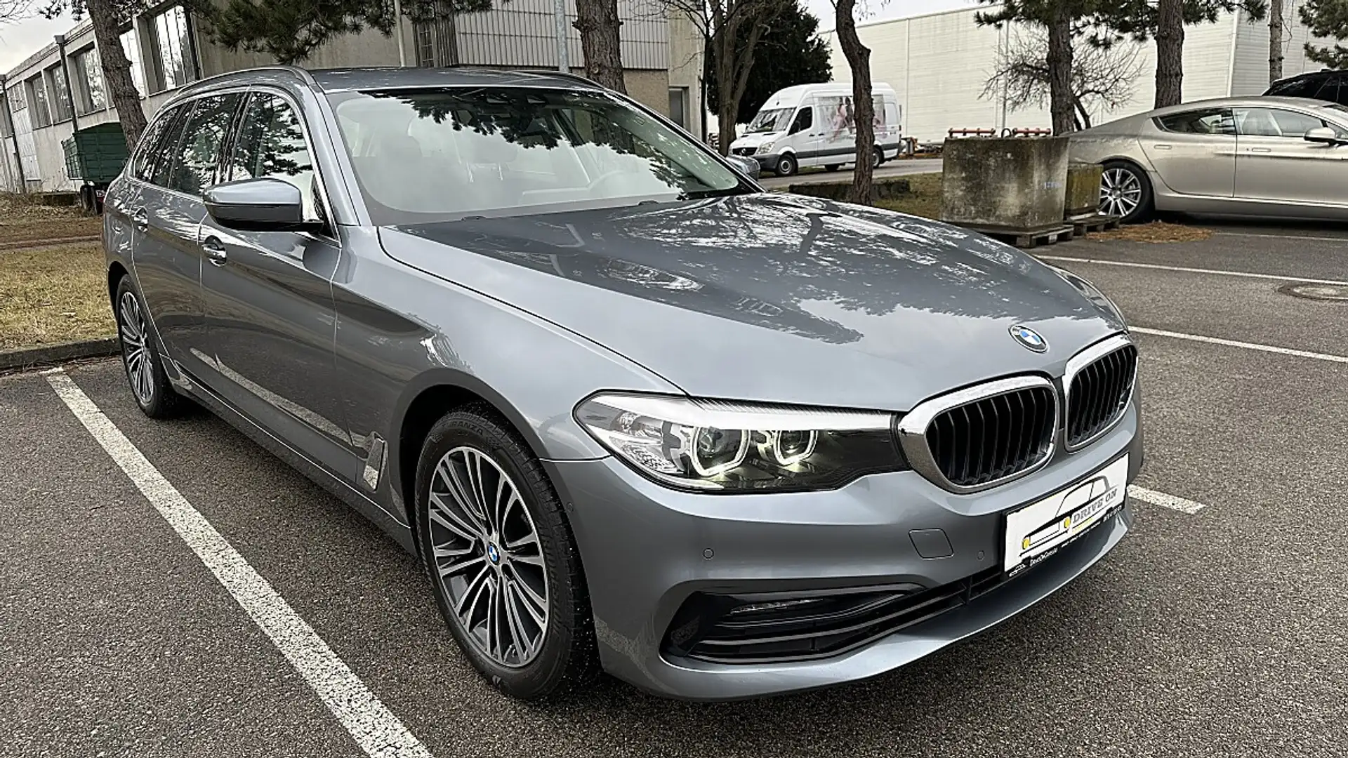 BMW 520 d *xDrive*Sportline*AHK*Kamera*Leder*LED*PDC*Bu... - 1