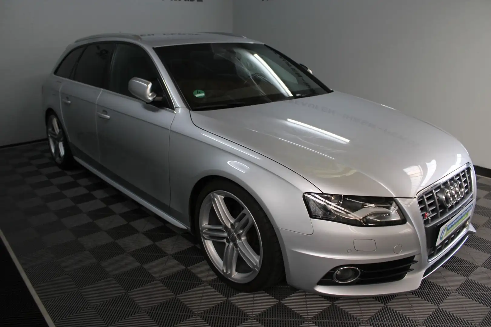Audi S4 Avant 3.0 TFSI quattro 420PS KW V3 APR Stahlf Stříbrná - 1