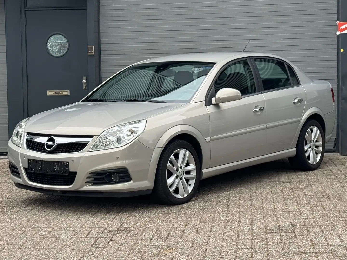 Opel Vectra 1.9 CDTi Executive - 1