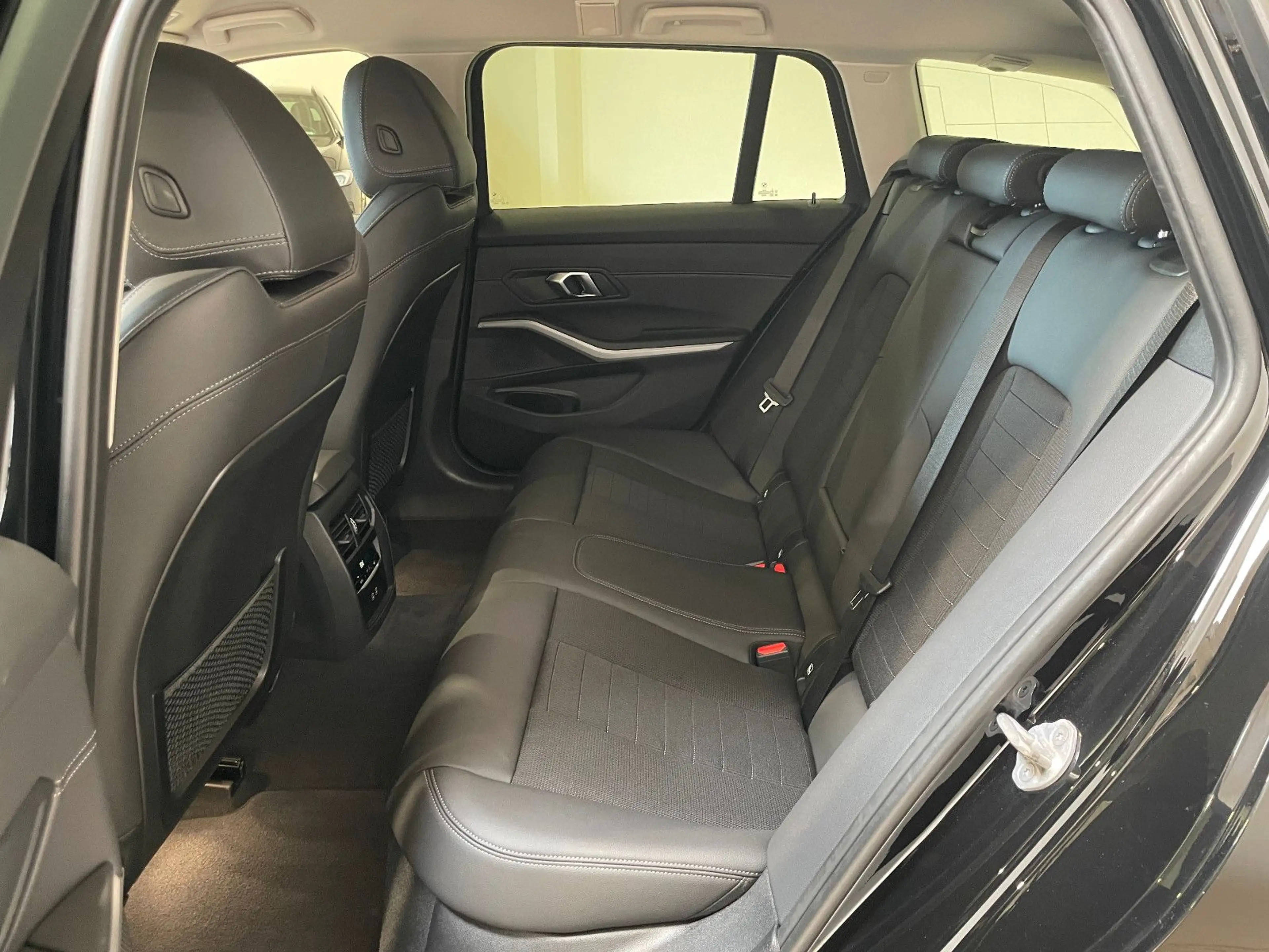 BMW 318 d Touring 1.Hand*Sport Sitze*Teil-Leder*M — photo 14