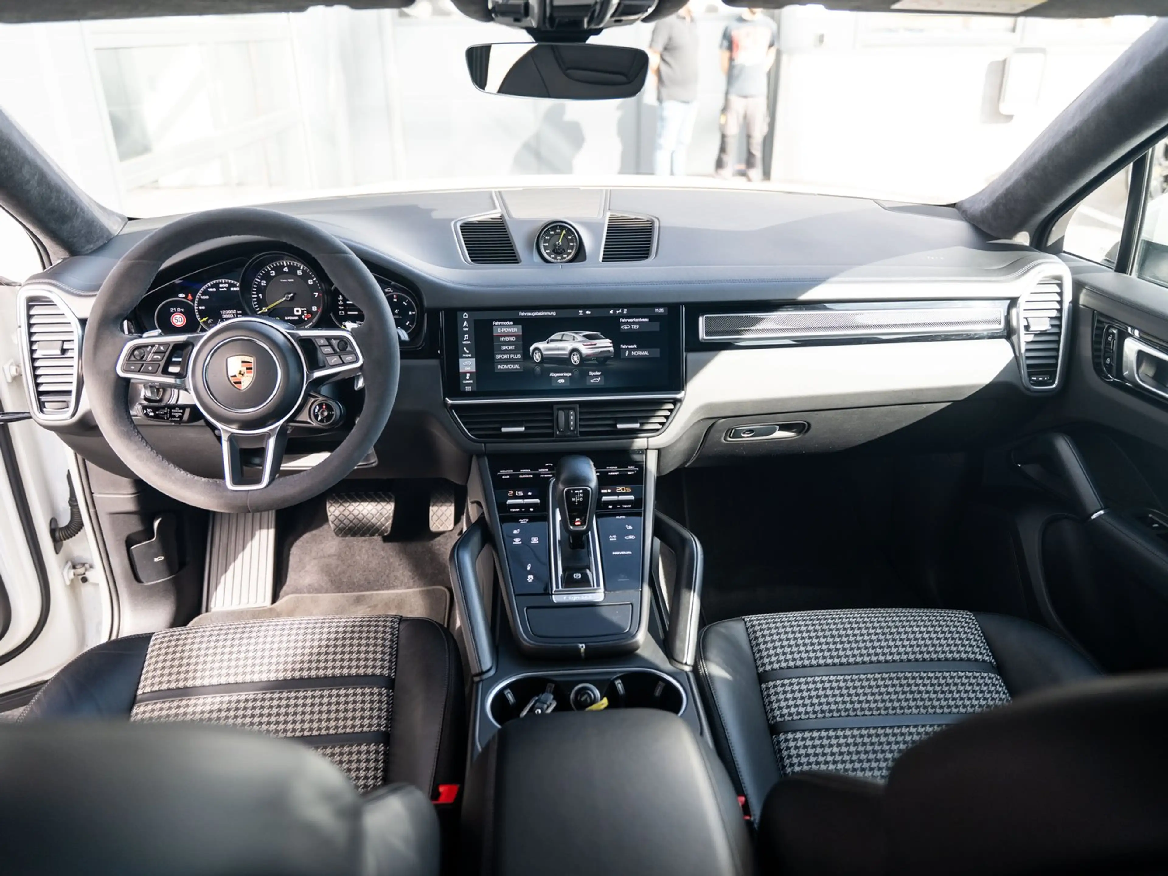 Porsche Cayenne E-Hybrid Coupé — photo 15