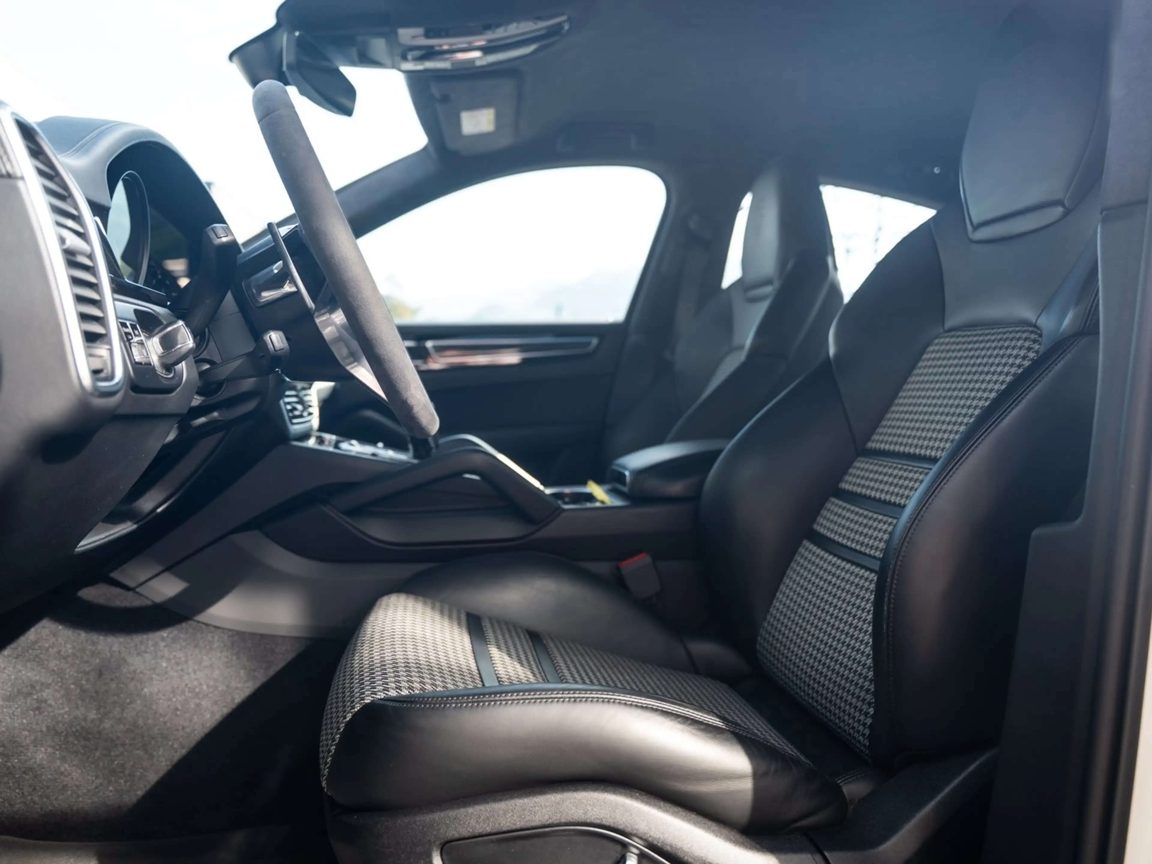 Porsche Cayenne E-Hybrid Coupé — photo 11