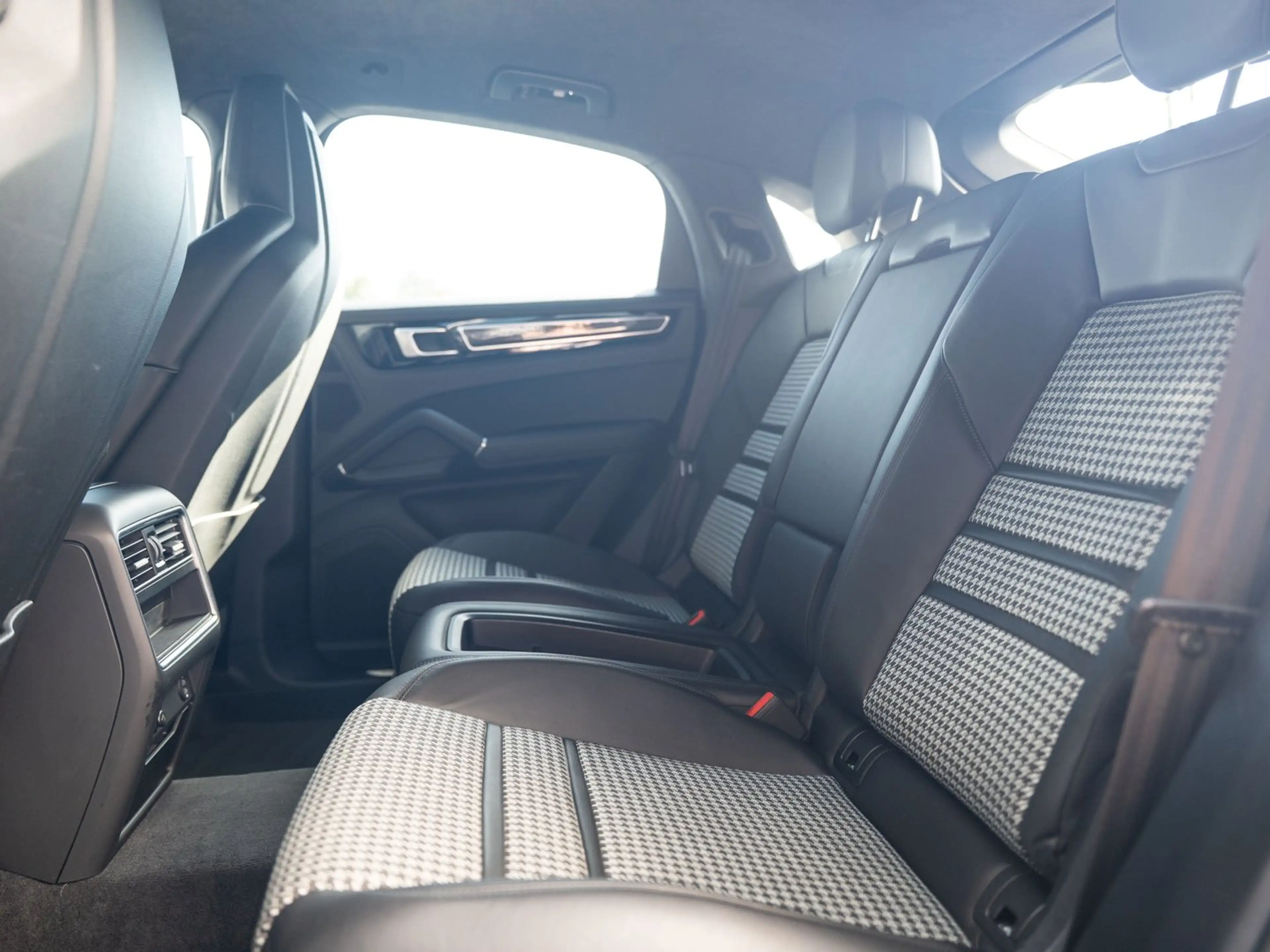 Porsche Cayenne E-Hybrid Coupé — photo 14