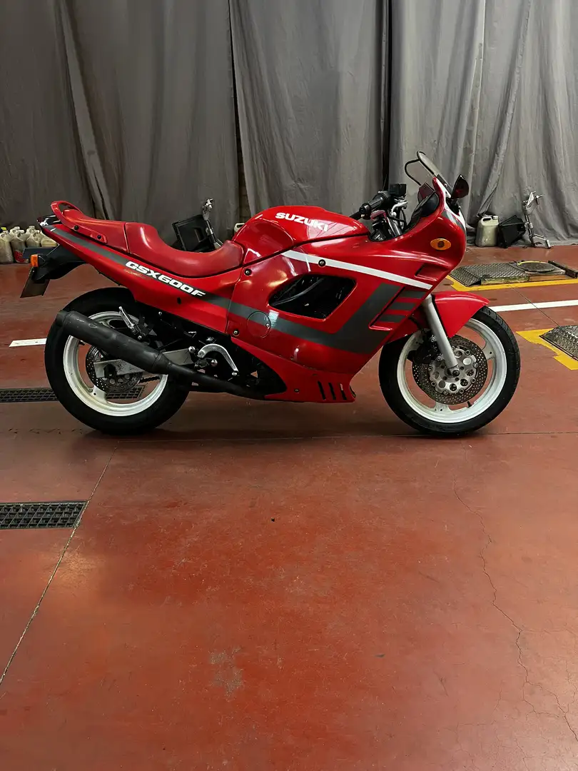 Suzuki GSX 600 Rouge - 1