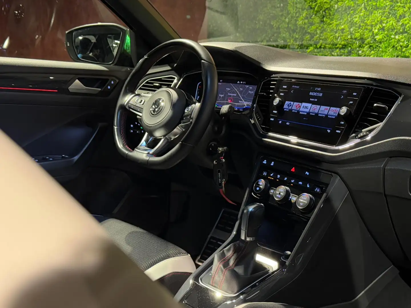 Volkswagen T-Roc R 150 PK |VIRTUAL|ACC|LANEASS.|SFEERVERLICHTING|BO Zwart - 2