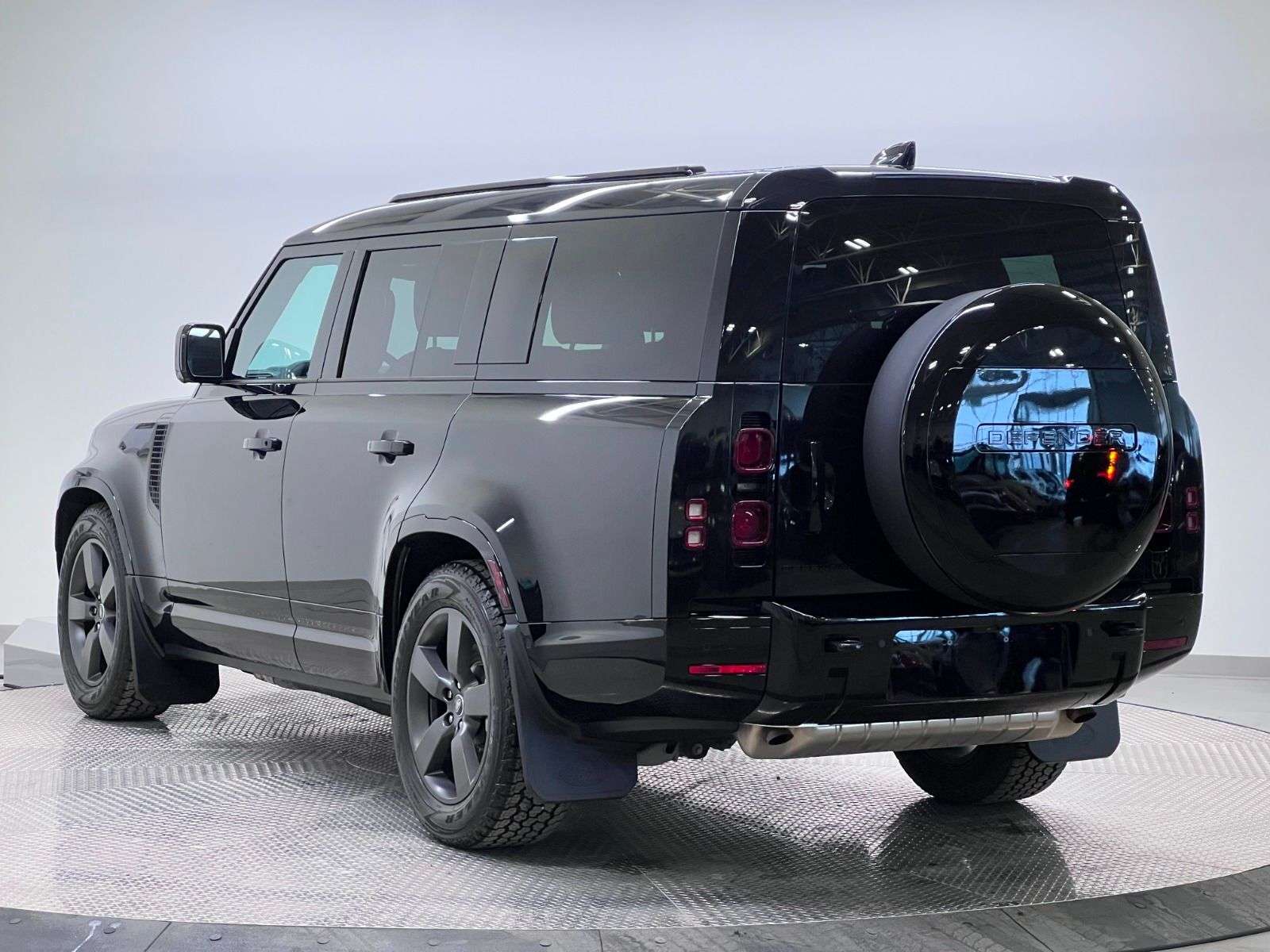 2025 Land Rover Defender 130 P400 X-DYNAMIC SE alt 3