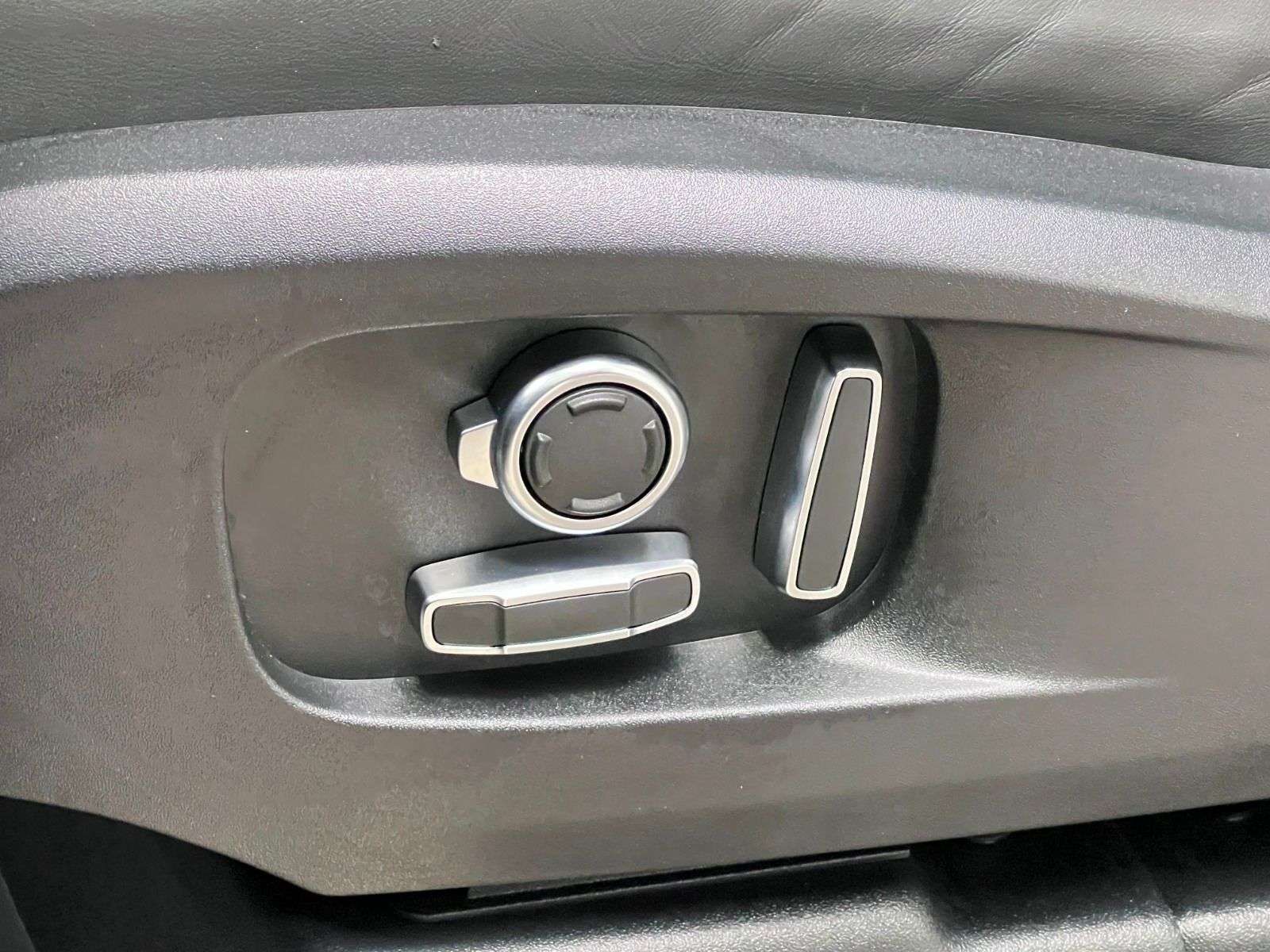2025 Land Rover Defender 130 P400 X-DYNAMIC SE thumb 31