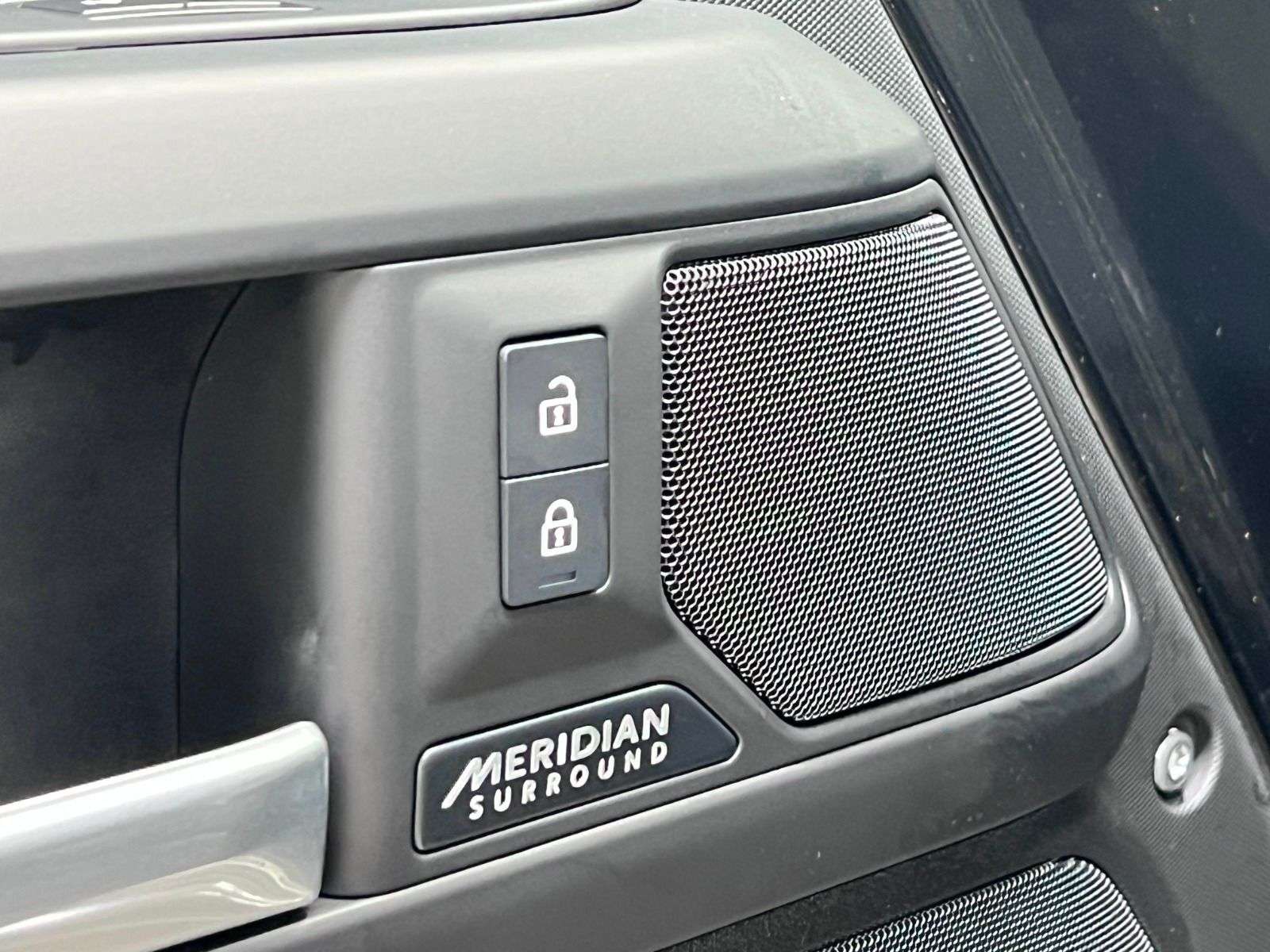 2025 Land Rover Defender 130 P400 X-DYNAMIC SE thumb 30
