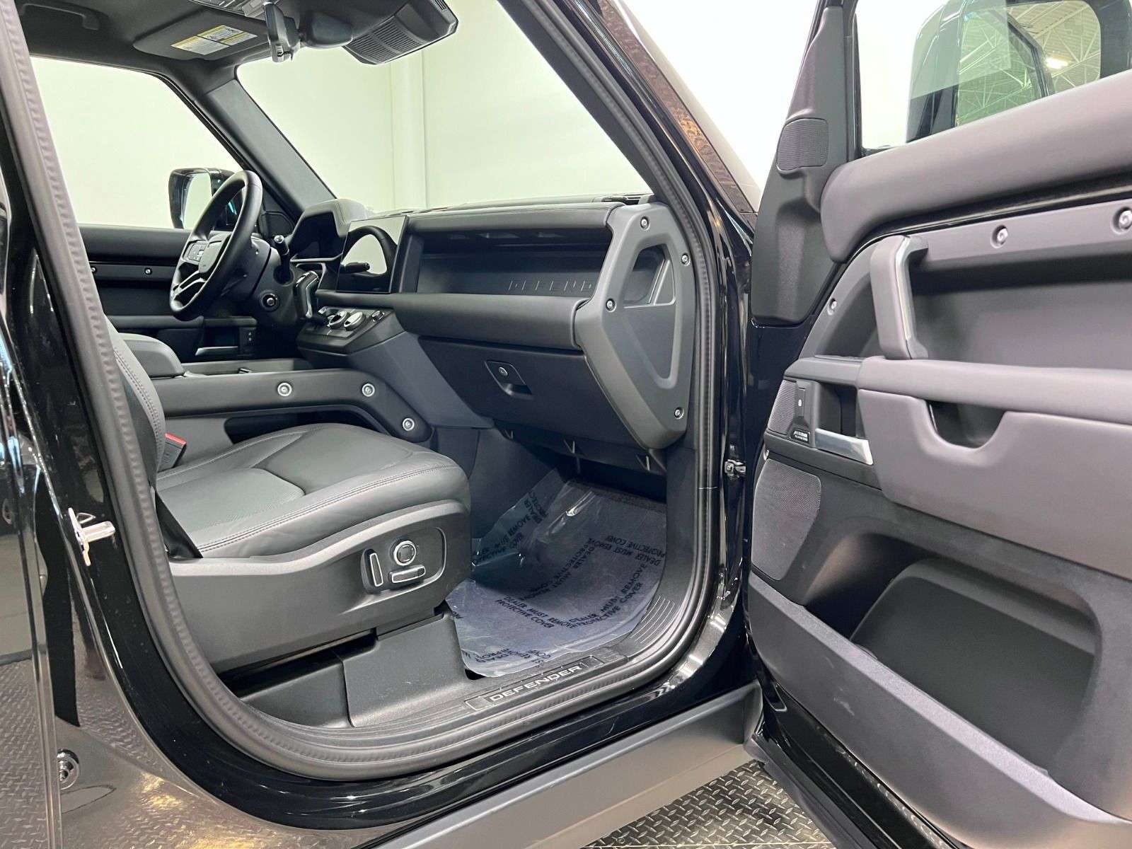 2025 Land Rover Defender 130 P400 X-DYNAMIC SE thumb 27