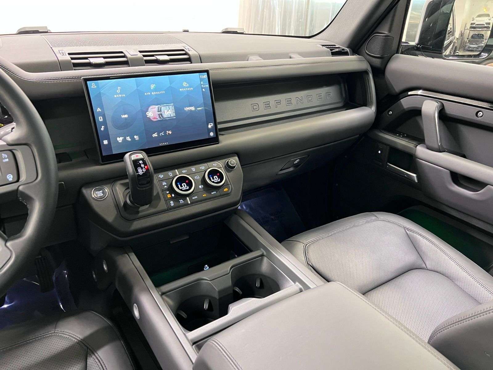 2025 Land Rover Defender 130 P400 X-DYNAMIC SE thumb 15