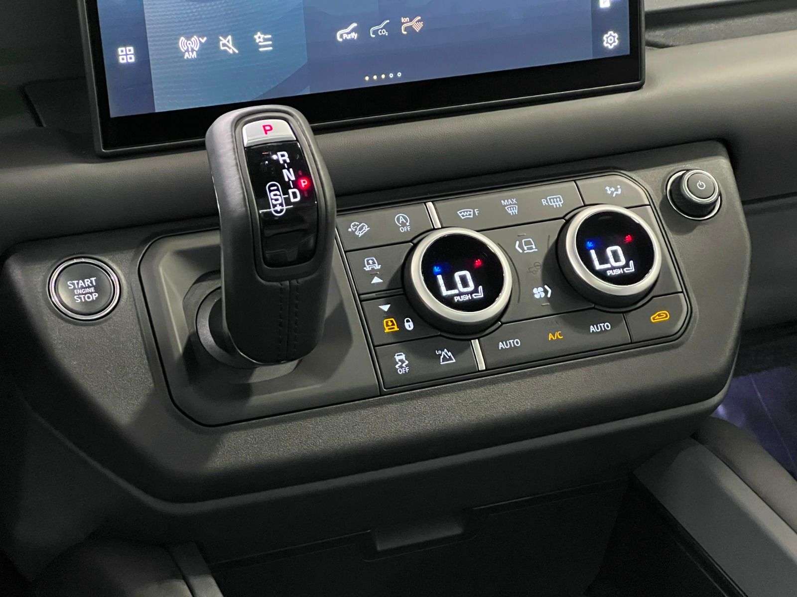 2025 Land Rover Defender 130 P400 X-DYNAMIC SE thumb 16