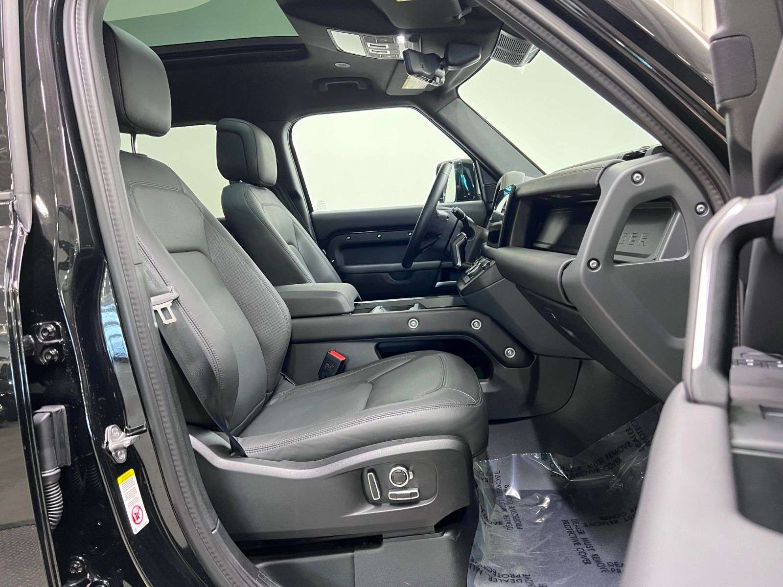 2025 Land Rover Defender 130 P400 X-DYNAMIC SE alt 5