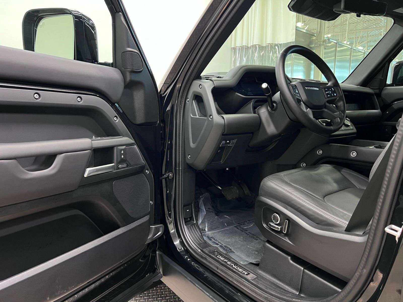 2025 Land Rover Defender 130 P400 X-DYNAMIC SE alt 4